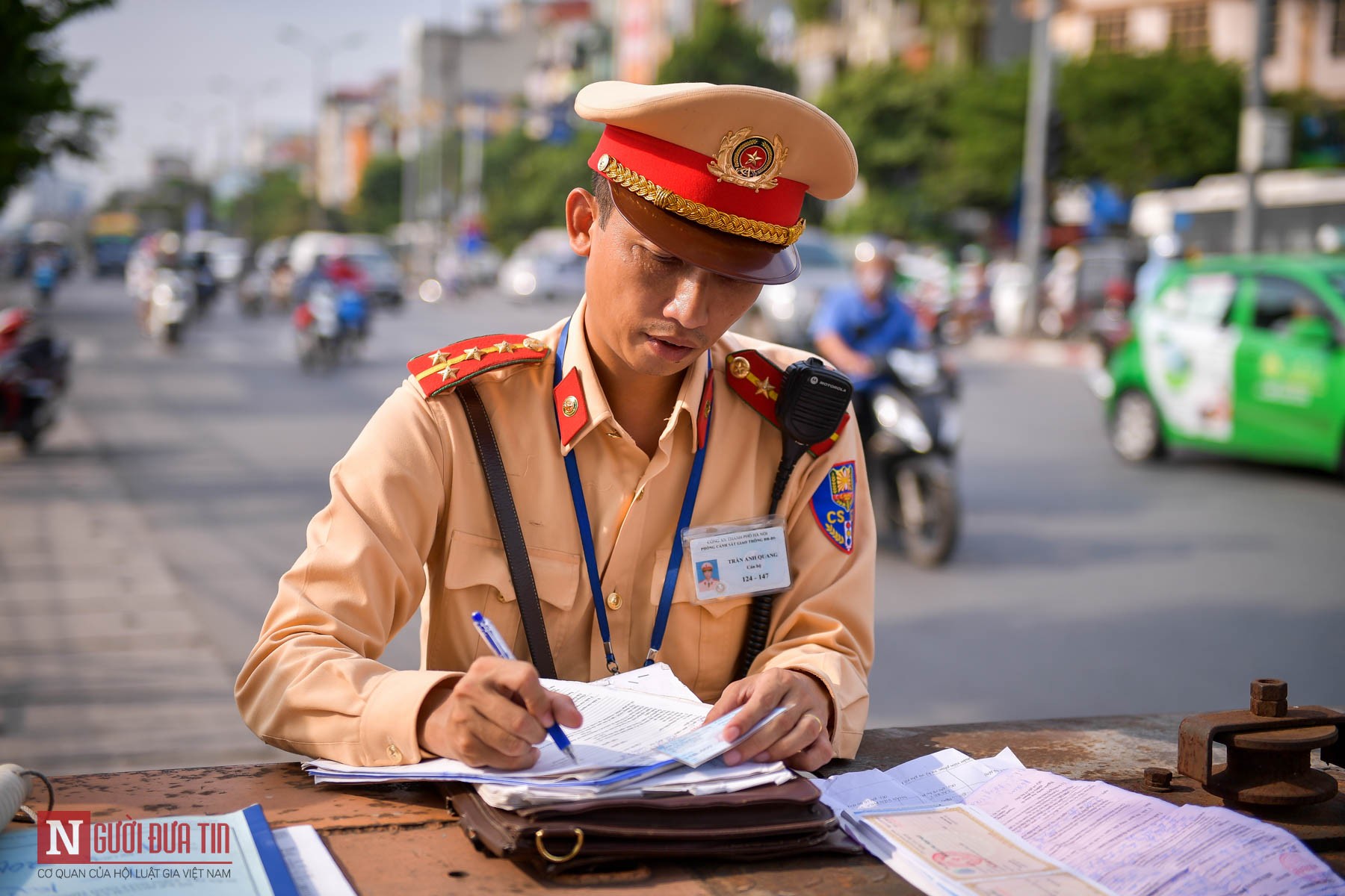 Tin nhanh - Giật mình: Hơn 300 trường hợp vi phạm được đội CSGT số 14 xử lý trong 2 ngày đầu đợt tổng kiểm soát (Hình 11).