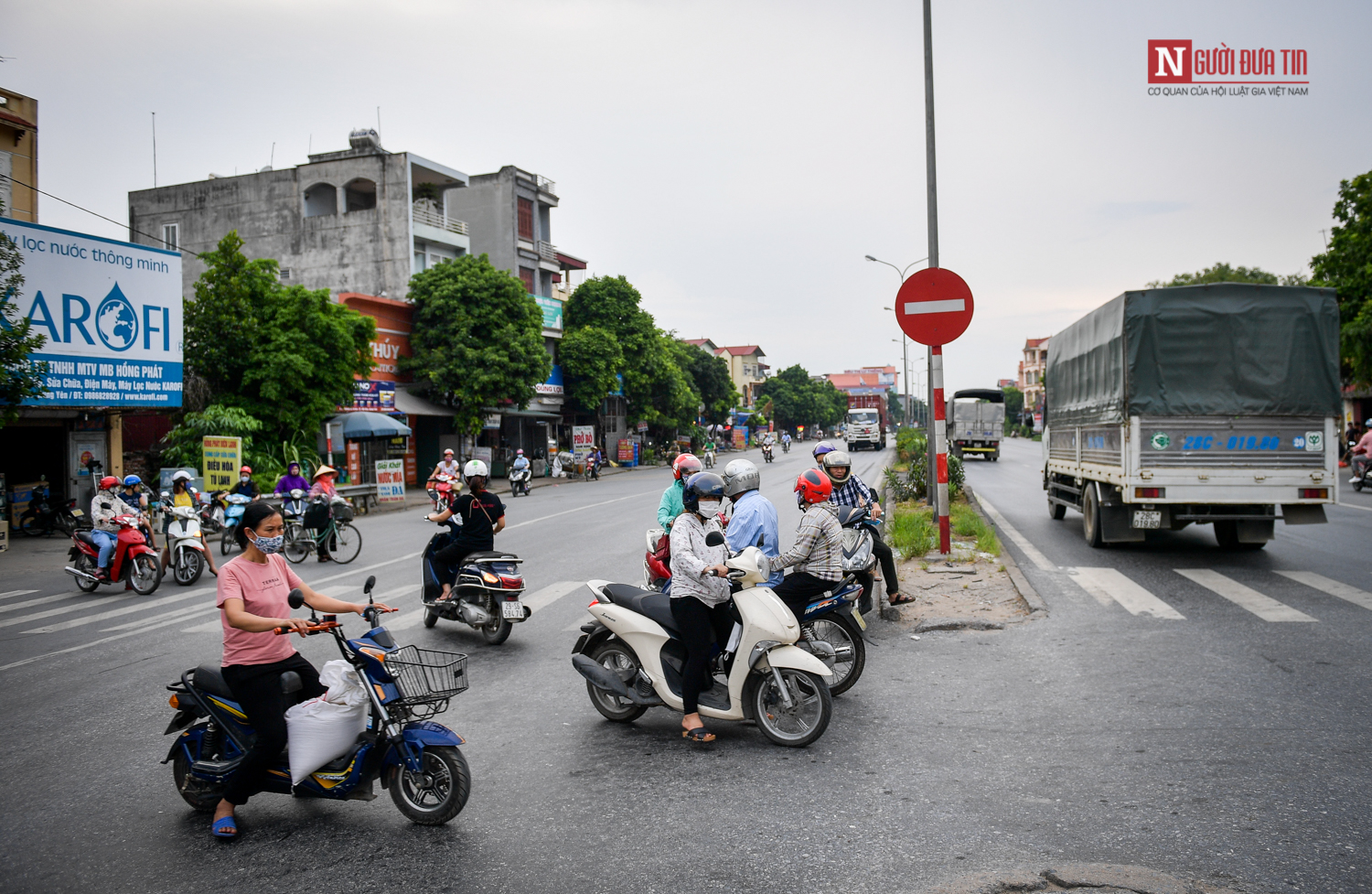 Tin nhanh - Coi thường tính mạng, người dân vượt rào băng qua những 'điểm đen' trên Quốc lộ 5