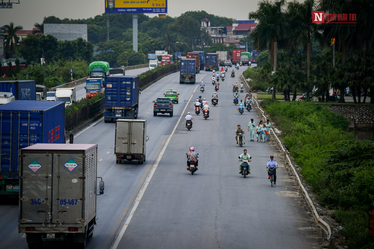 Tin nhanh - Coi thường tính mạng, người dân vượt rào băng qua những 'điểm đen' trên Quốc lộ 5 (Hình 13).