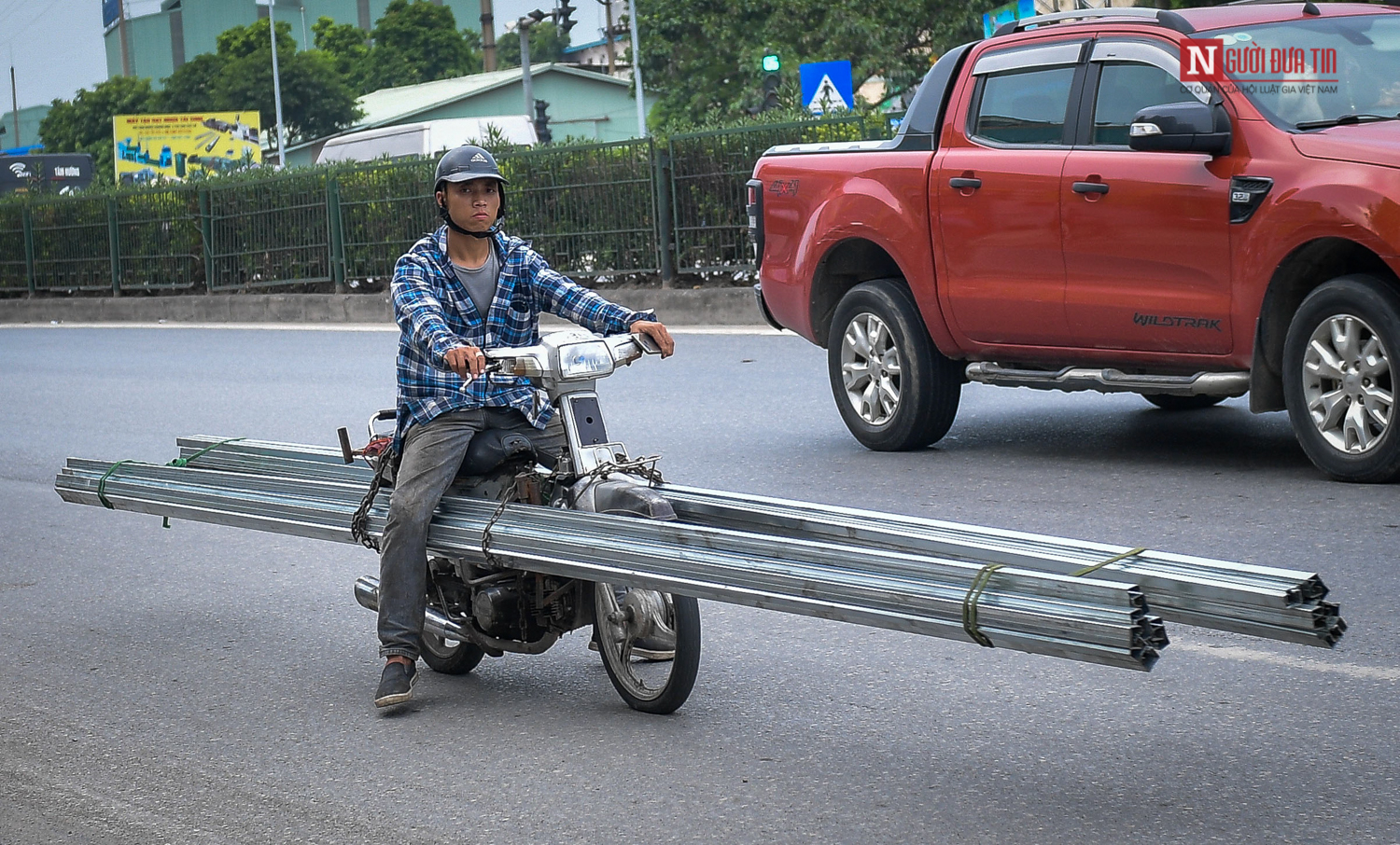 Tin nhanh - Coi thường tính mạng, người dân vượt rào băng qua những 'điểm đen' trên Quốc lộ 5 (Hình 7).