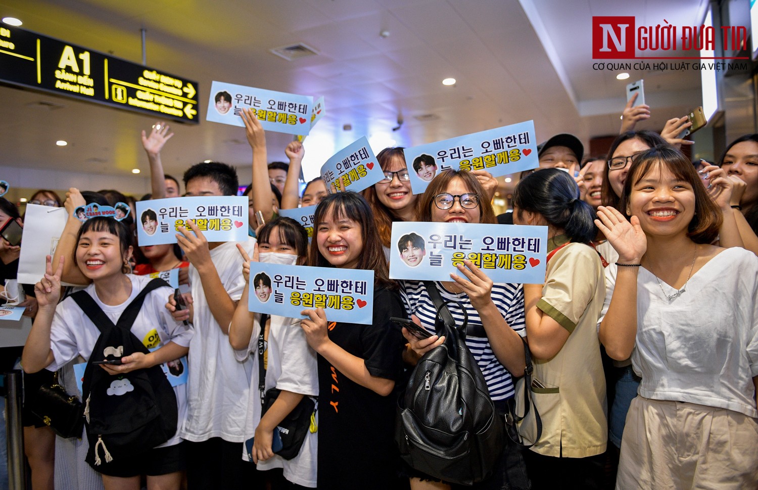 Ngôi sao - Ji Chang Wook diện cây đen, bảnh bao xuống sân bay Nội Bài (Hình 10).