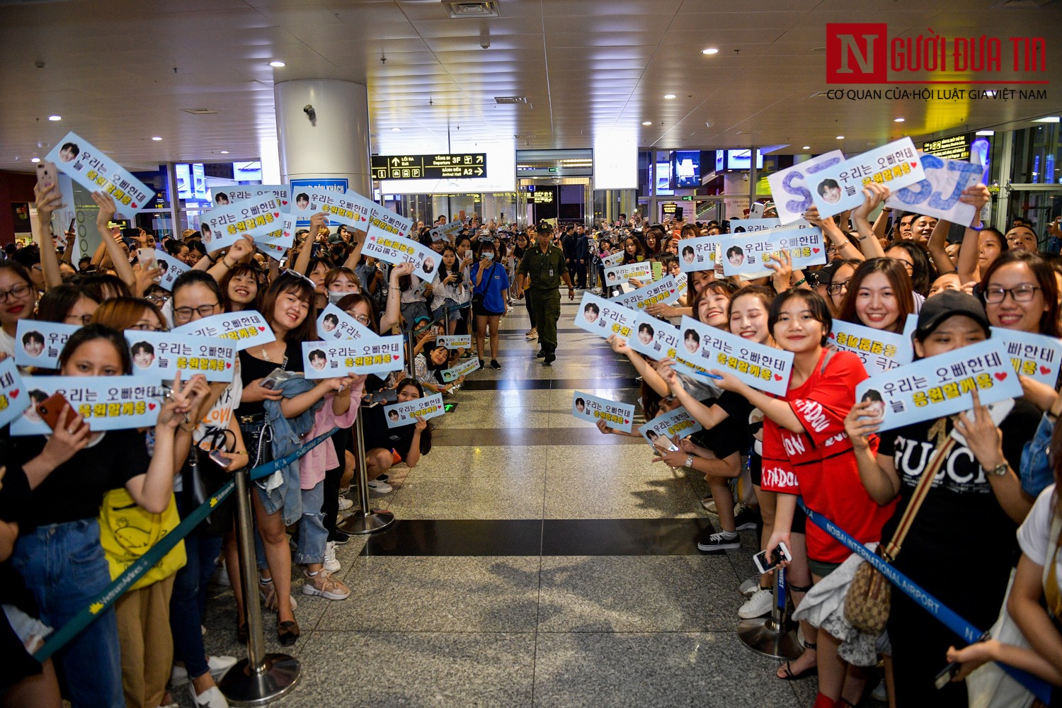 Ngôi sao - Ji Chang Wook diện cây đen, bảnh bao xuống sân bay Nội Bài