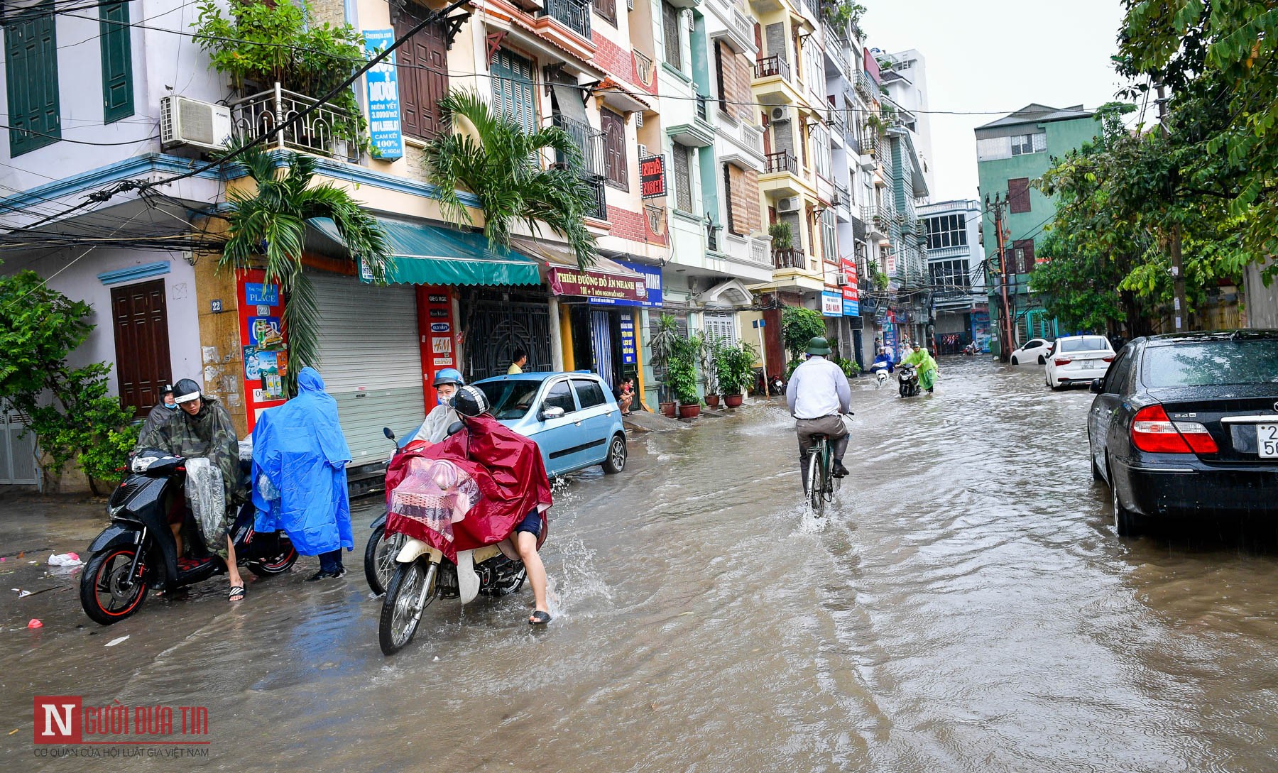 Tin nhanh - Hà Nội: Mưa lớn, phố ngập thành sông, hàng loạt phương tiện chết máy la liệt