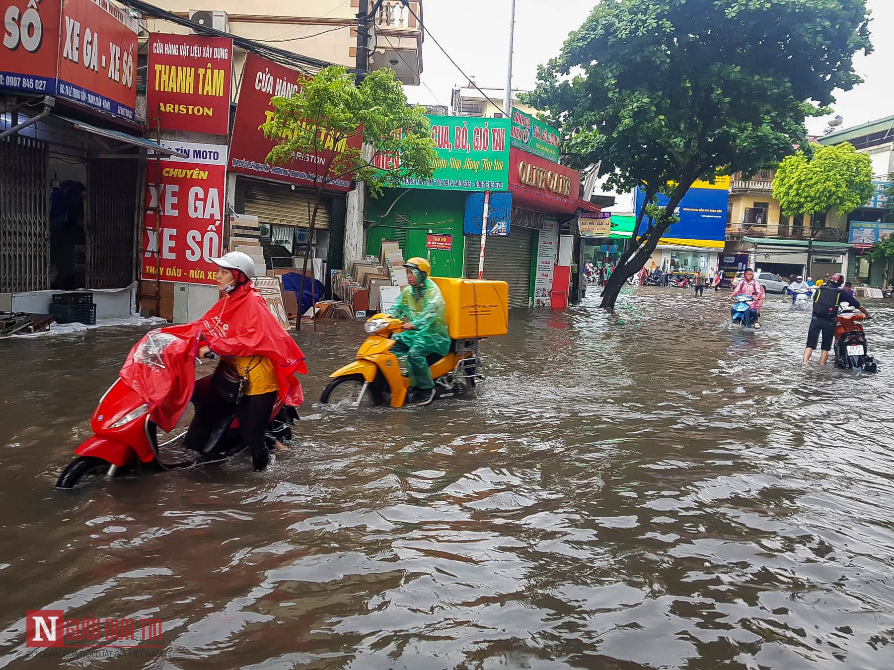 Tin nhanh - Hà Nội: Mưa lớn, phố ngập thành sông, hàng loạt phương tiện chết máy la liệt (Hình 14).