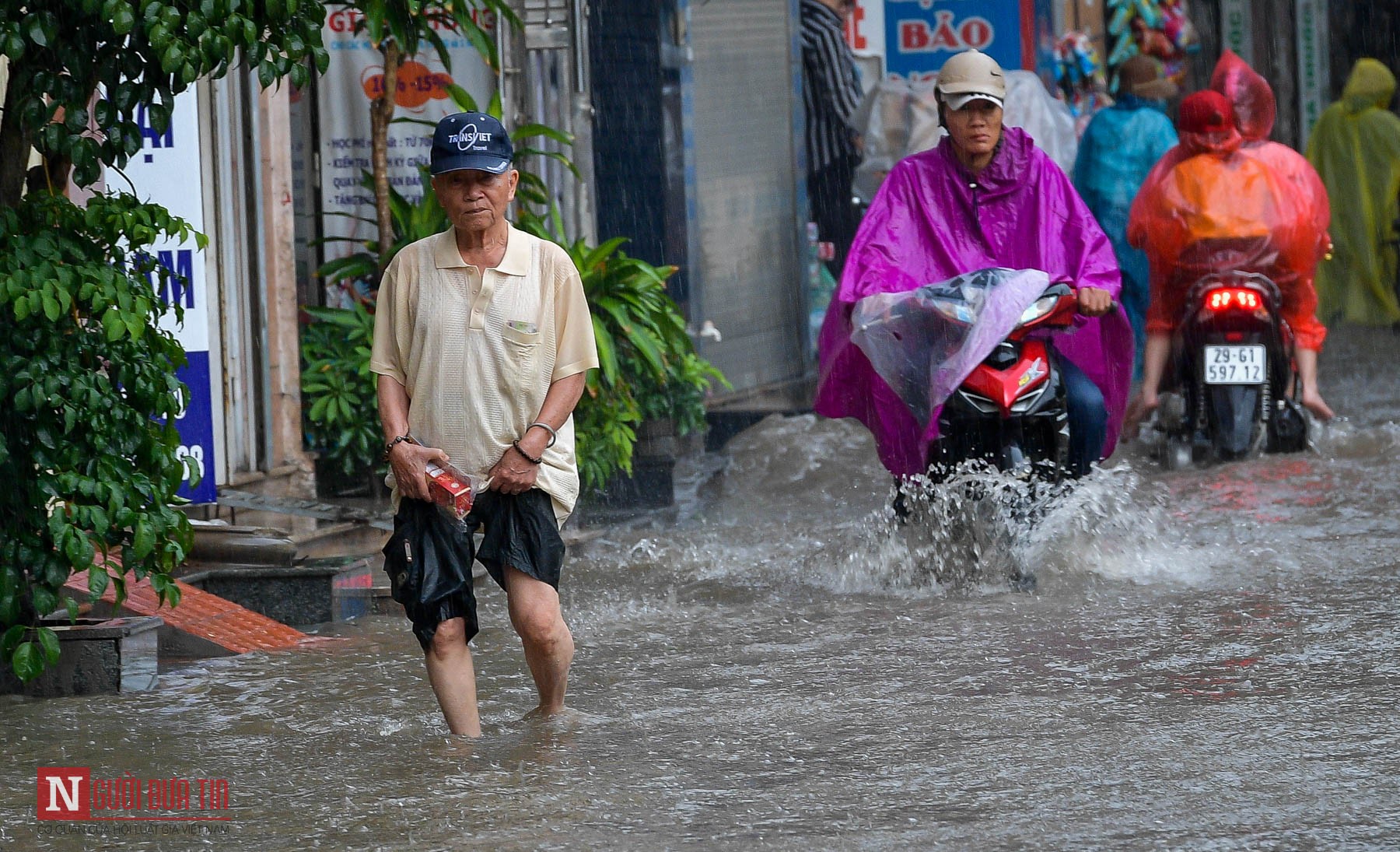 Tin nhanh - Hà Nội: Mưa lớn, phố ngập thành sông, hàng loạt phương tiện chết máy la liệt (Hình 9).