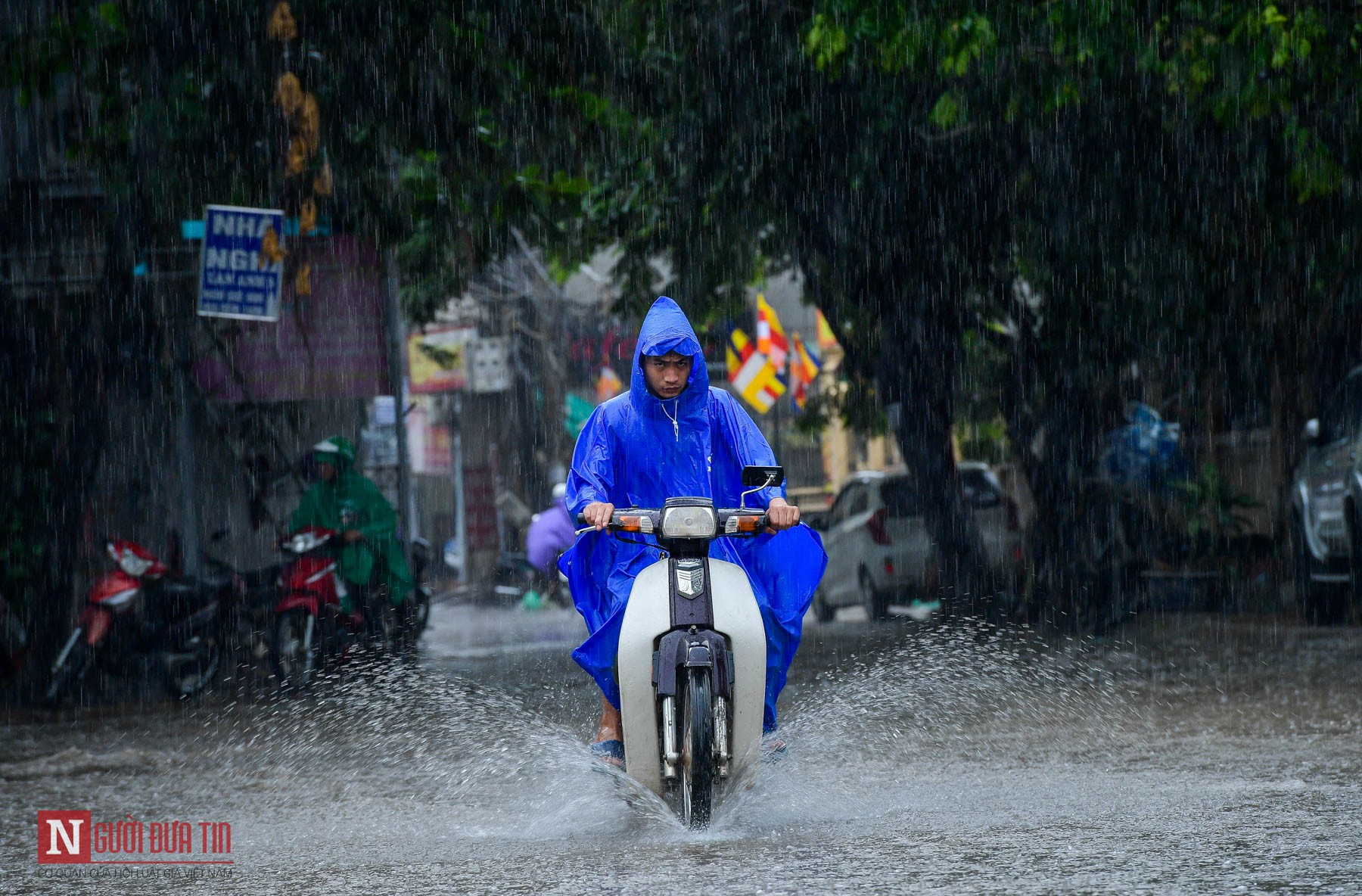 Tin nhanh - Hà Nội: Mưa lớn, phố ngập thành sông, hàng loạt phương tiện chết máy la liệt (Hình 13).