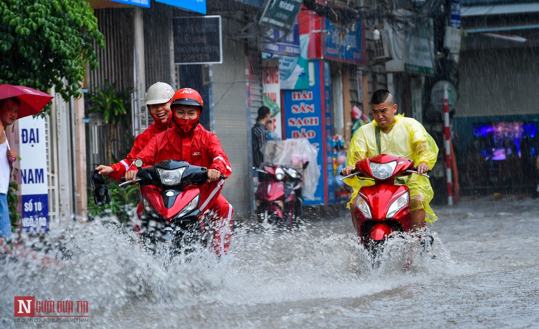 Tin nhanh - Hà Nội: Mưa lớn, phố ngập thành sông, hàng loạt phương tiện chết máy la liệt (Hình 2).