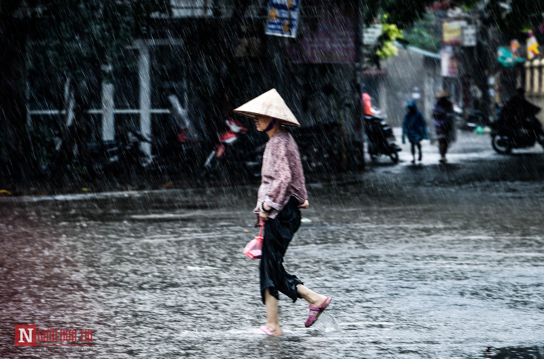 Tin nhanh - Hà Nội: Mưa lớn, phố ngập thành sông, hàng loạt phương tiện chết máy la liệt (Hình 10).