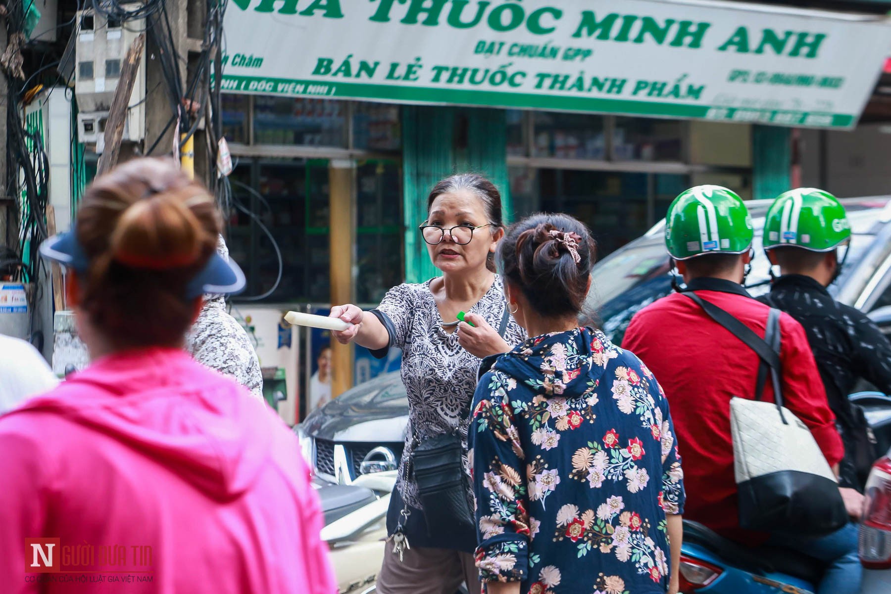 Dân sinh - Vẻ đẹp của người phụ nữ làm 'cảnh sát giao thông' không công ở cổng viện Nhi Trung ương (Hình 9).