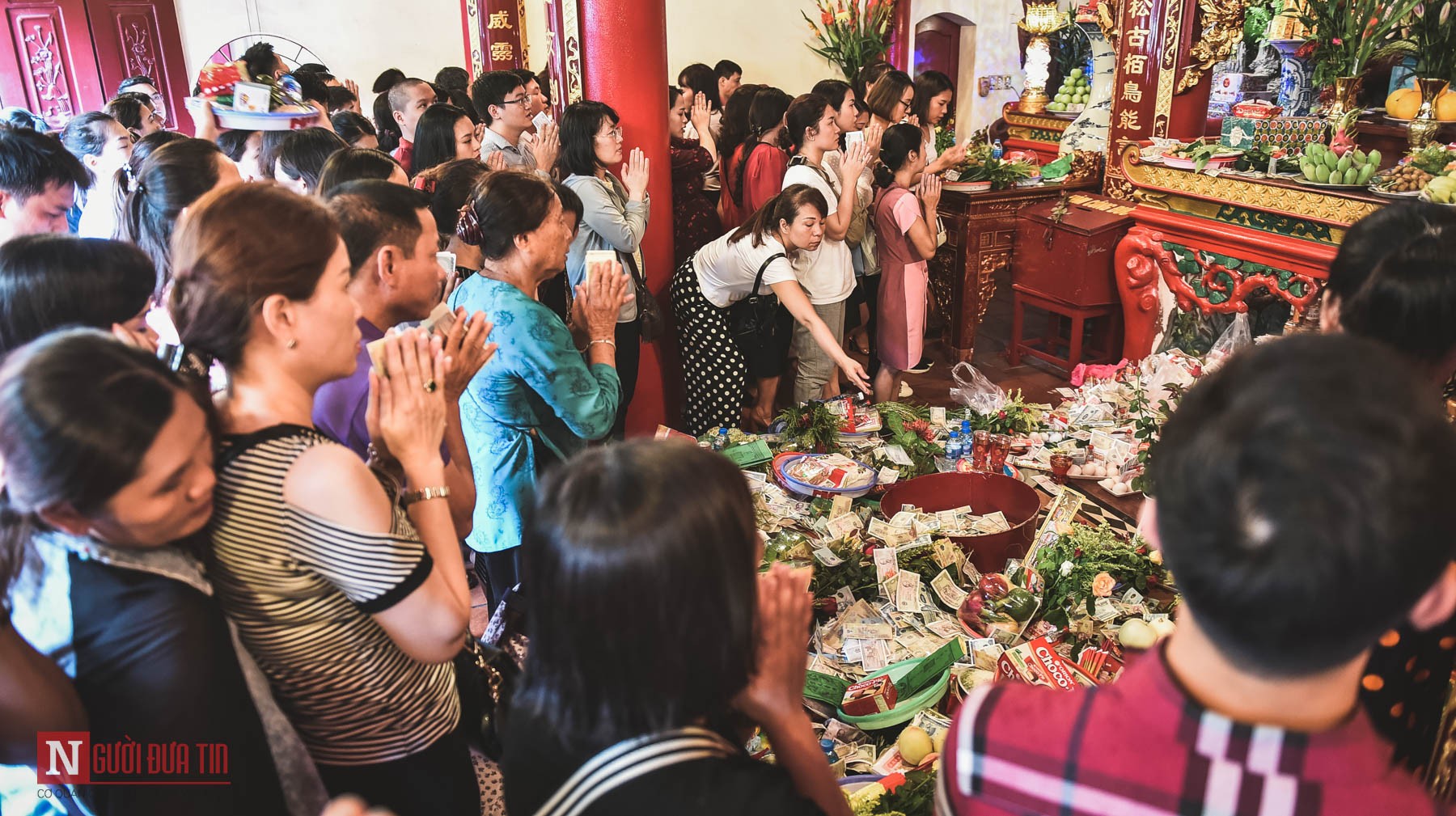 Văn hoá - [Chùm ảnh] Phủ Tây Hồ ngày người chen người, lễ chồng lễ (Hình 14).