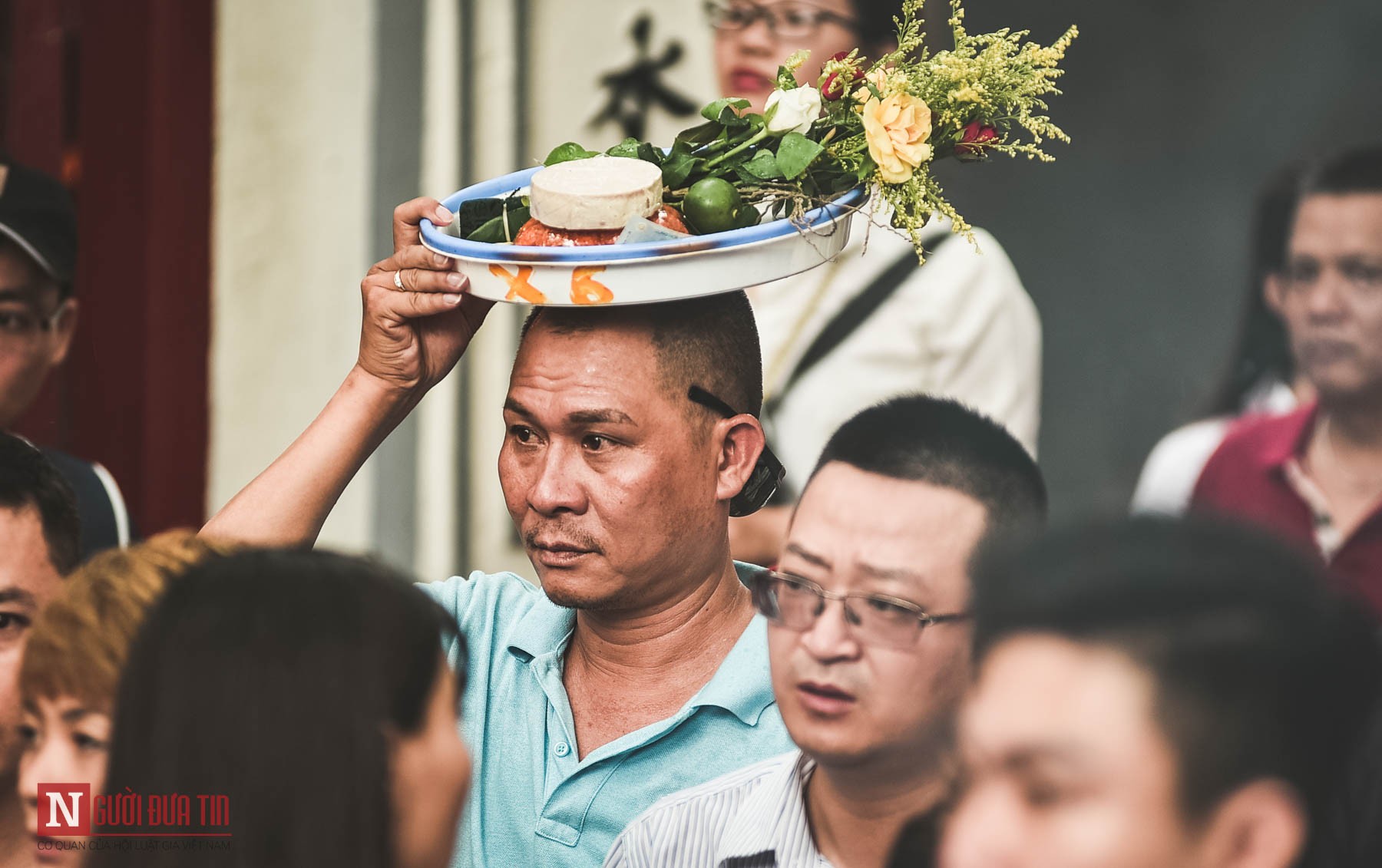 Văn hoá - [Chùm ảnh] Phủ Tây Hồ ngày người chen người, lễ chồng lễ (Hình 5).