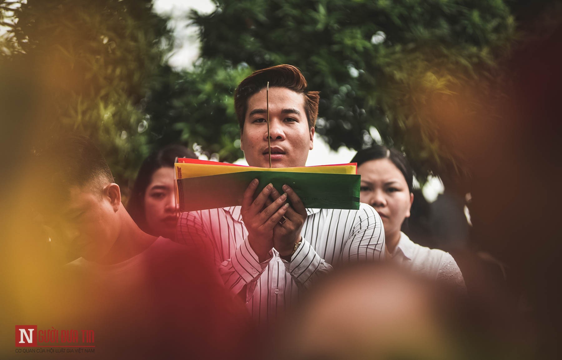 Văn hoá - [Chùm ảnh] Phủ Tây Hồ ngày người chen người, lễ chồng lễ (Hình 6).