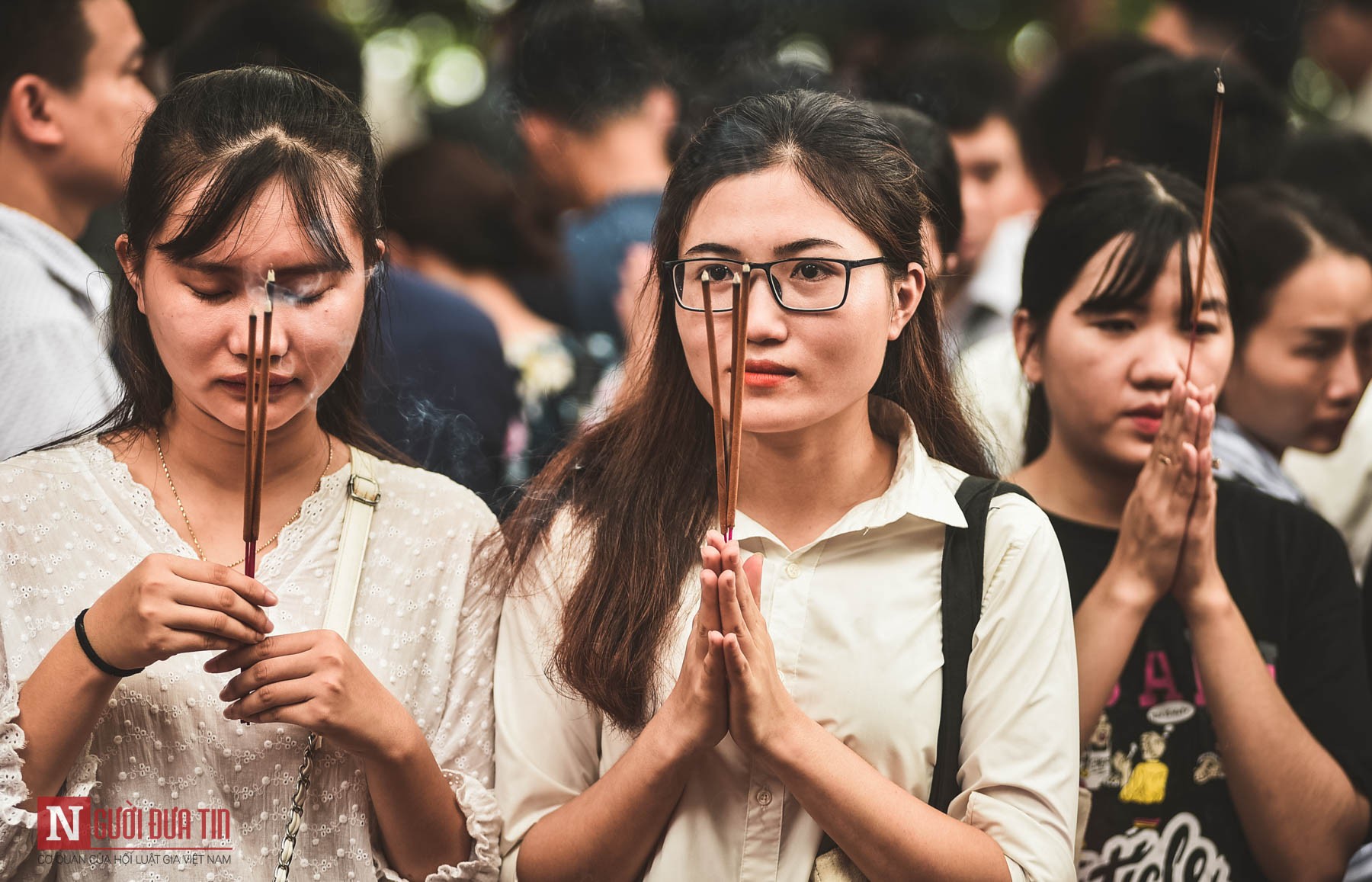 Văn hoá - [Chùm ảnh] Phủ Tây Hồ ngày người chen người, lễ chồng lễ (Hình 7).