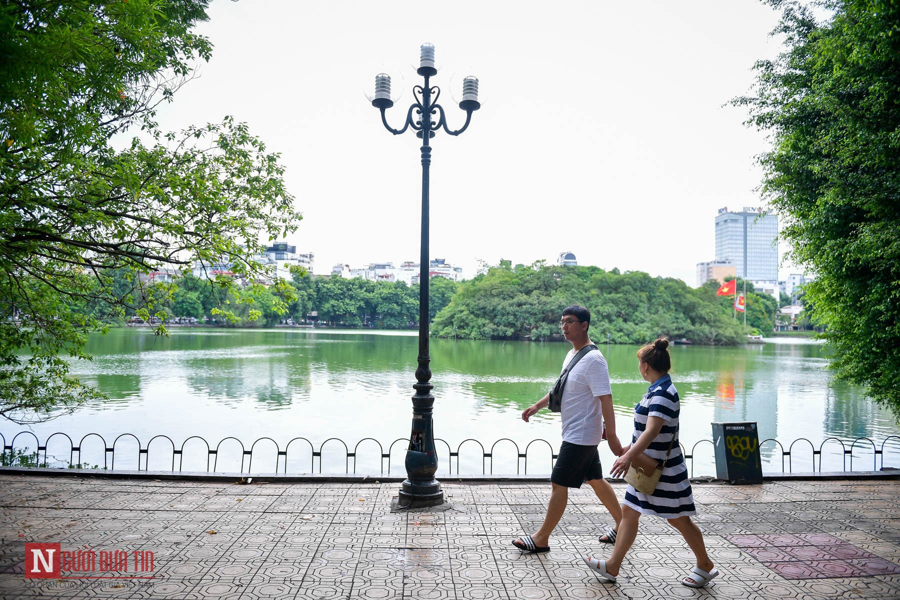 Tin nhanh - Dựng rào sắt, dựng biển cảnh báo sụt lún nguy hiểm khu bờ kè, đường dạo Hồ Gươm (Hình 8).