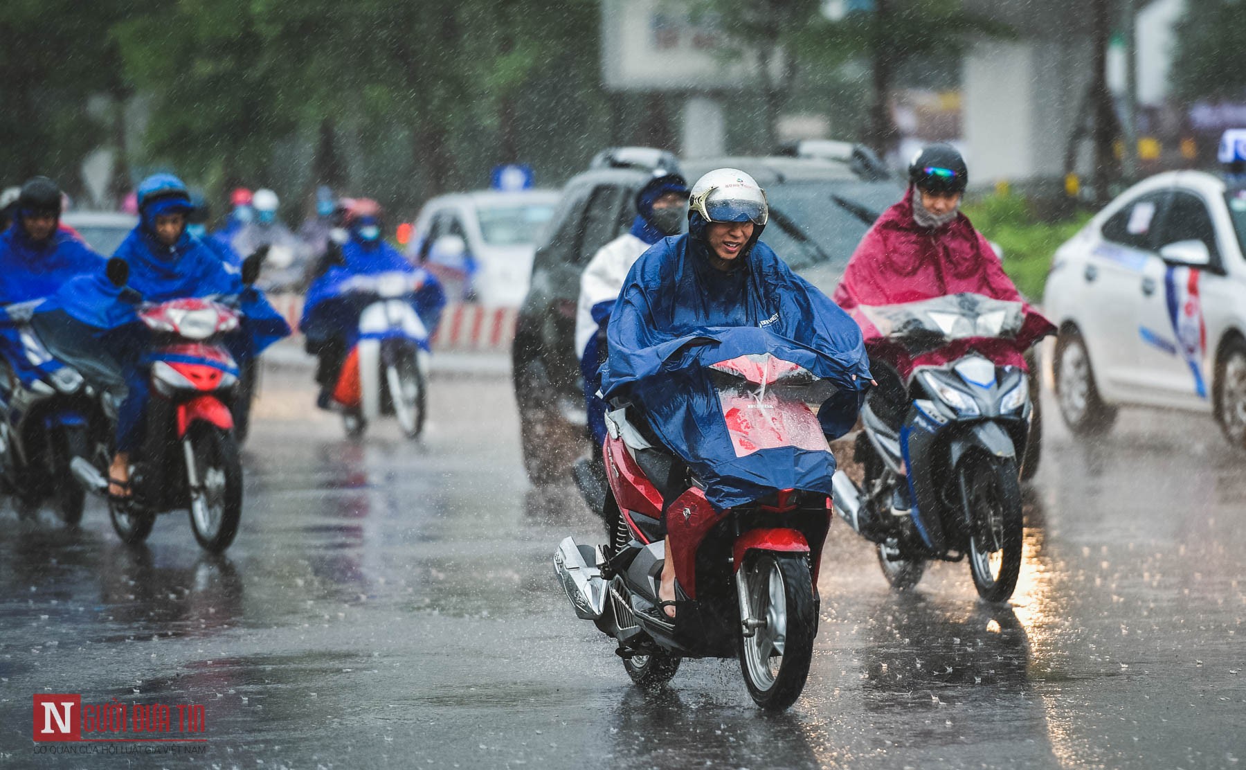 Tin nhanh - Chùm ảnh: Người dân Thủ đô chật vật di chuyển trong ngày mưa bão (Hình 2).