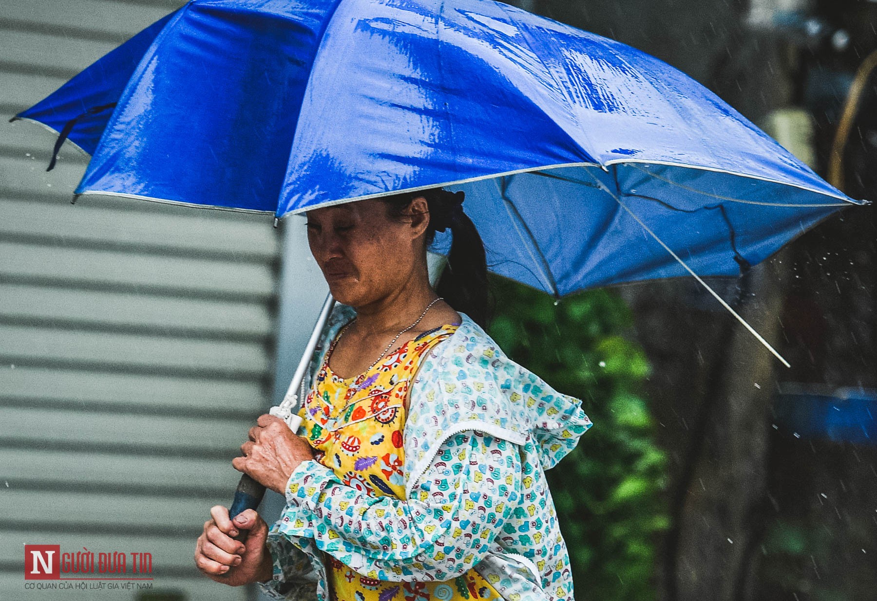 Tin nhanh - Chùm ảnh: Người dân Thủ đô chật vật di chuyển trong ngày mưa bão (Hình 11).