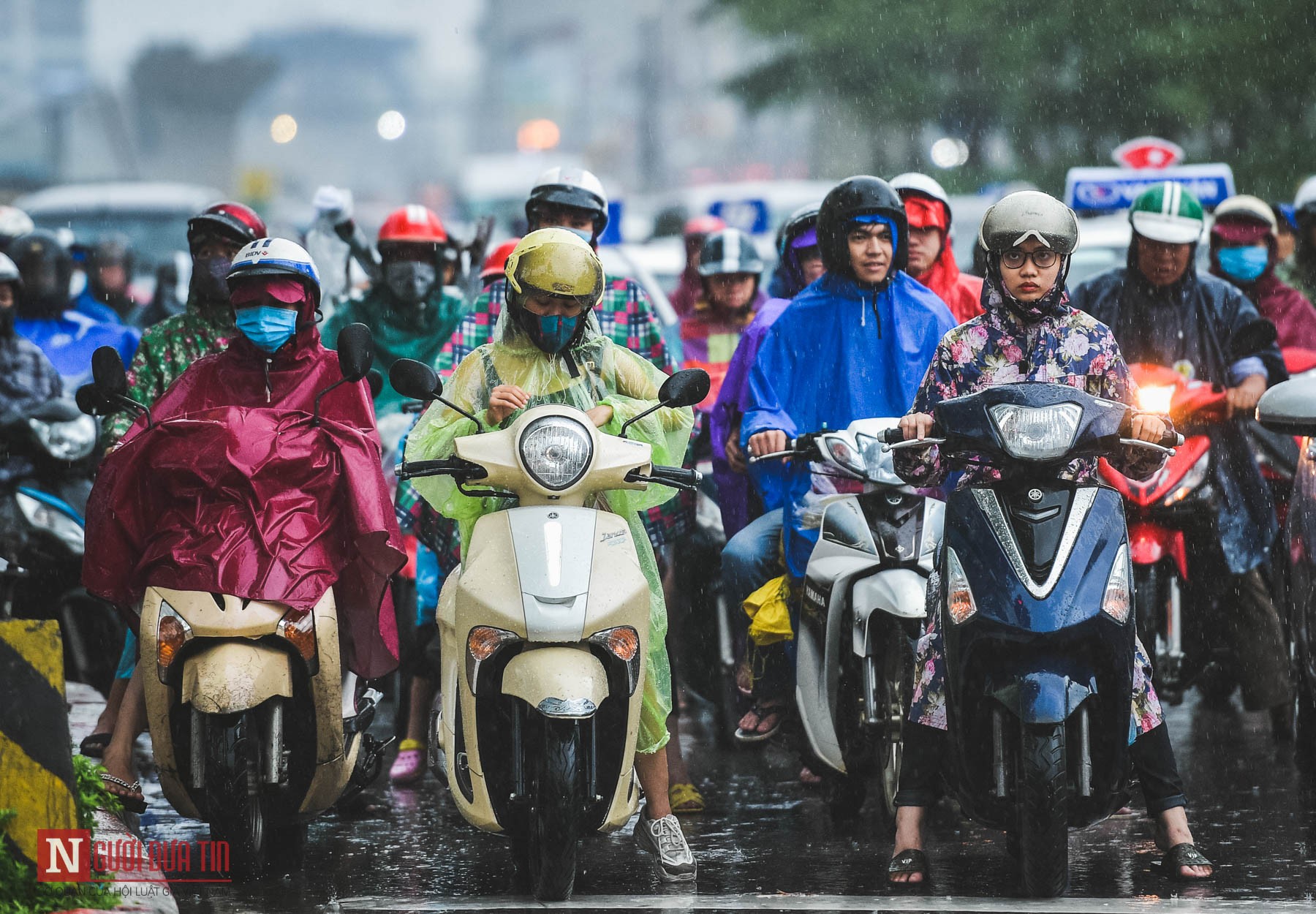 Tin nhanh - Chùm ảnh: Người dân Thủ đô chật vật di chuyển trong ngày mưa bão