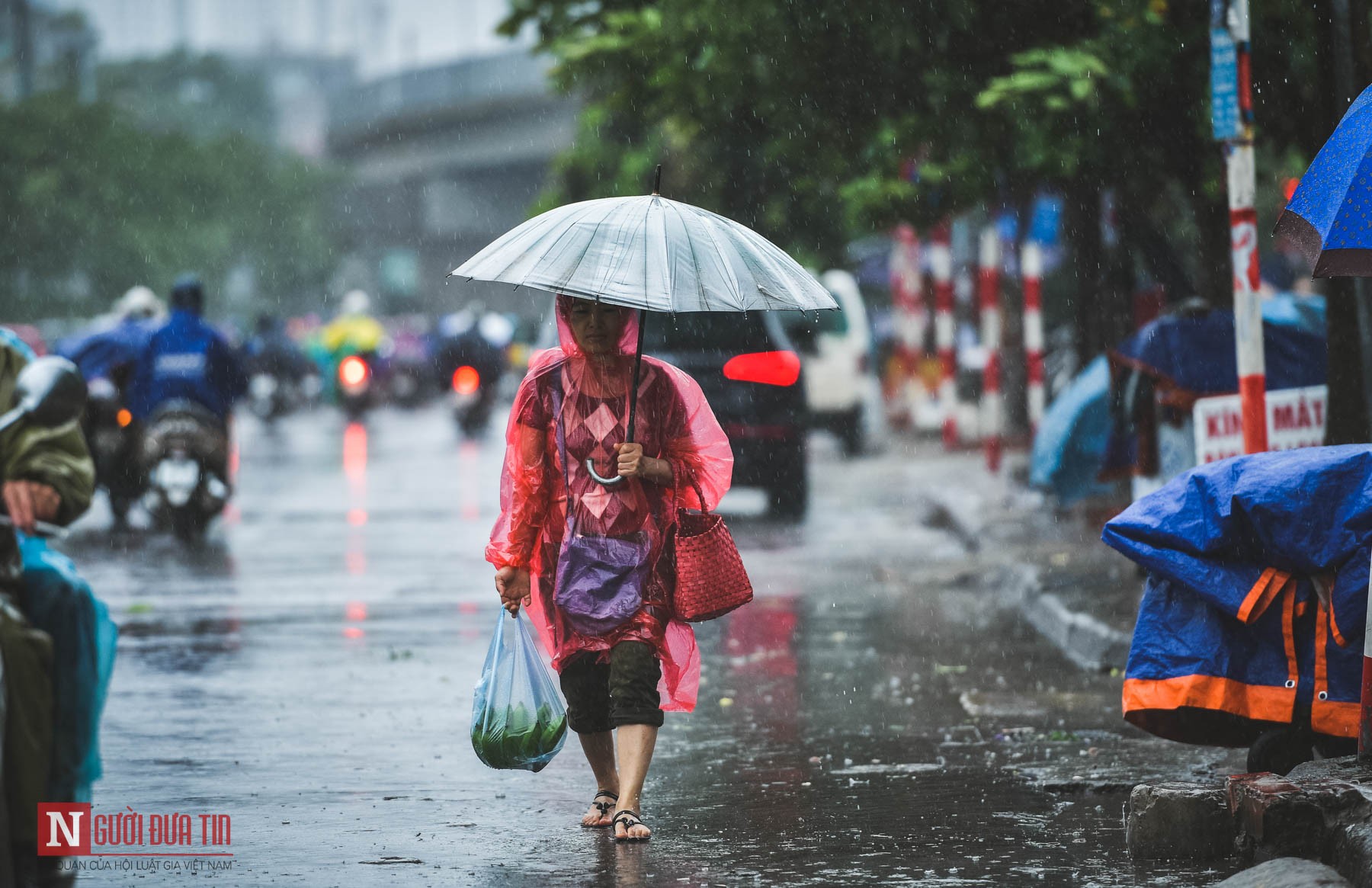 Tin nhanh - Chùm ảnh: Người dân Thủ đô chật vật di chuyển trong ngày mưa bão (Hình 14).