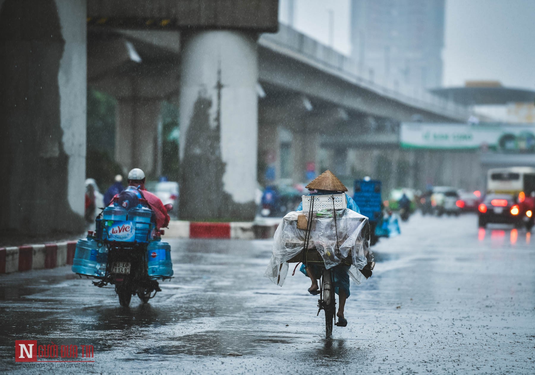 Tin nhanh - Chùm ảnh: Người dân Thủ đô chật vật di chuyển trong ngày mưa bão (Hình 7).