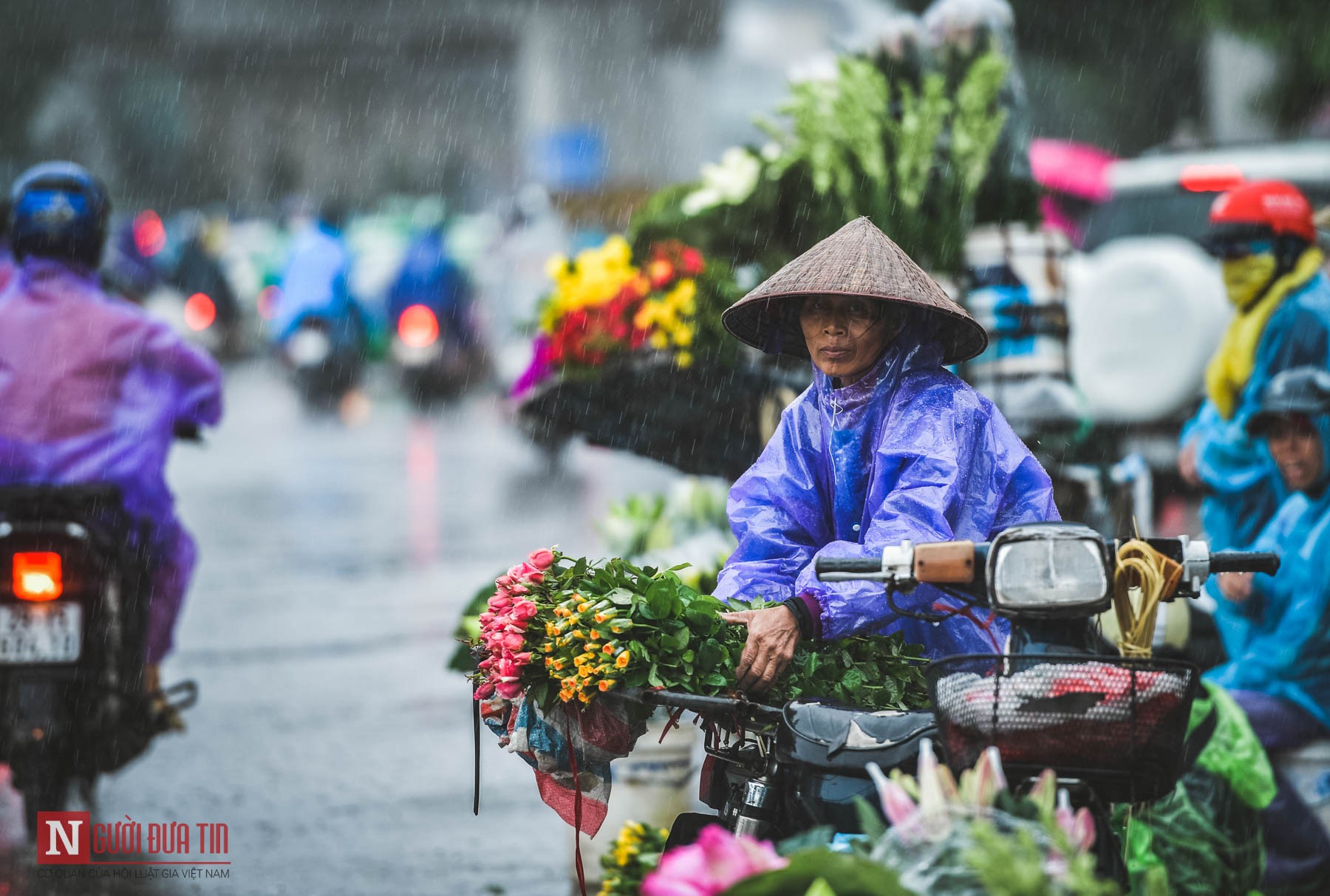 Tin nhanh - Chùm ảnh: Người dân Thủ đô chật vật di chuyển trong ngày mưa bão (Hình 12).