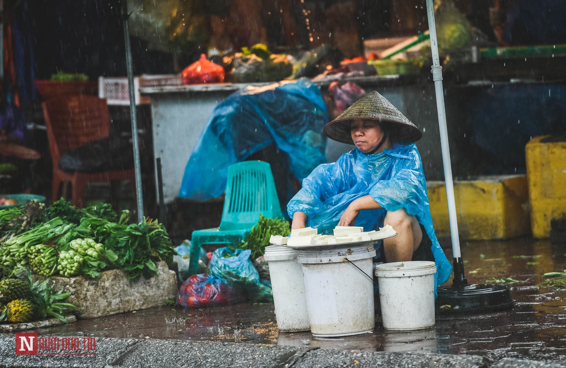 Tin nhanh - Chùm ảnh: Người dân Thủ đô chật vật di chuyển trong ngày mưa bão (Hình 13).