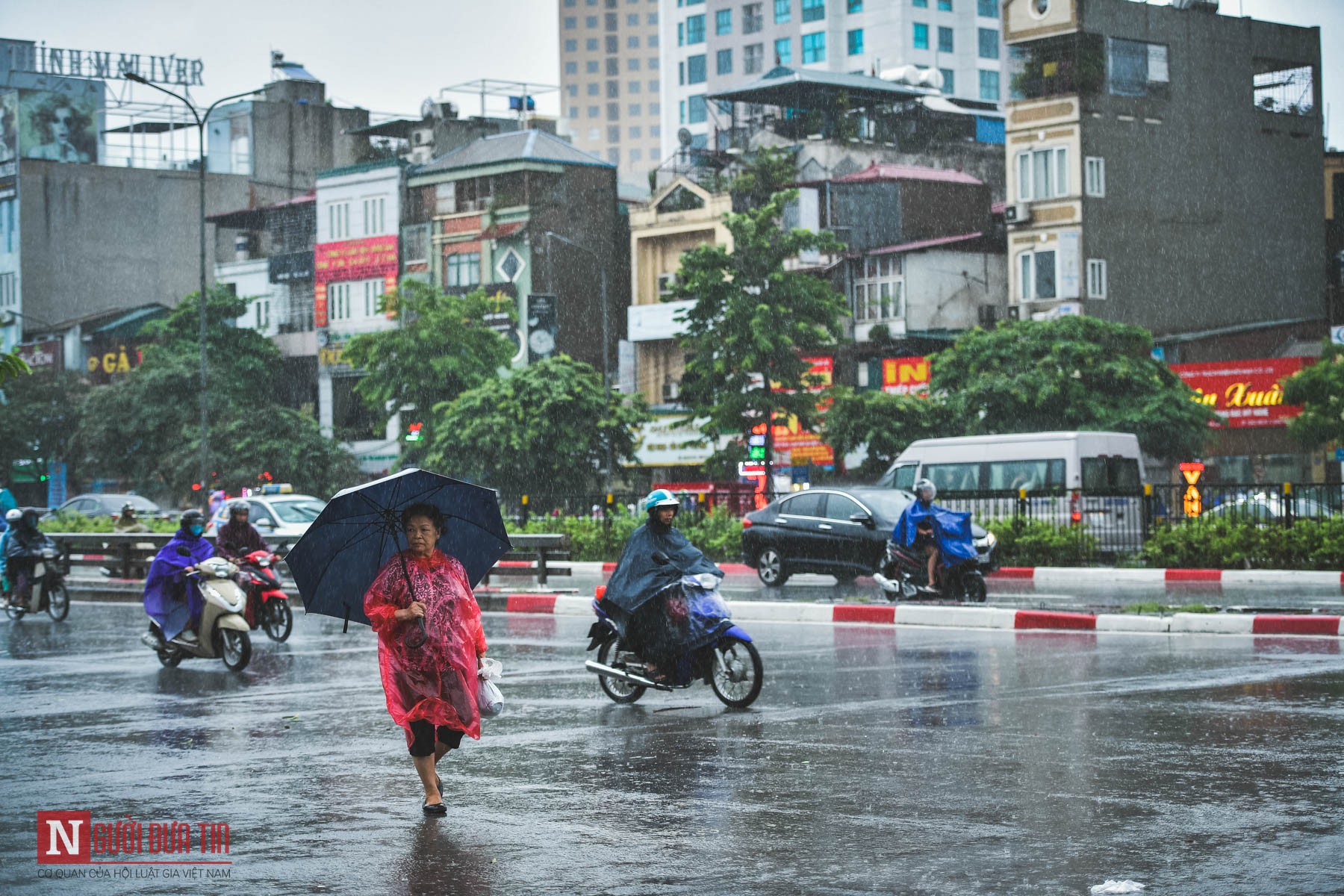 Tin nhanh - Chùm ảnh: Người dân Thủ đô chật vật di chuyển trong ngày mưa bão (Hình 16).