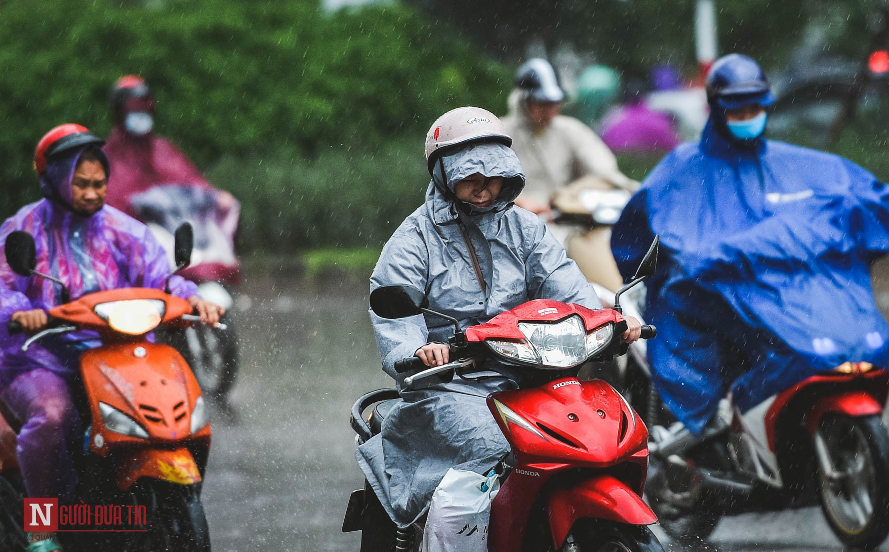 Tin nhanh - Chùm ảnh: Người dân Thủ đô chật vật di chuyển trong ngày mưa bão (Hình 4).