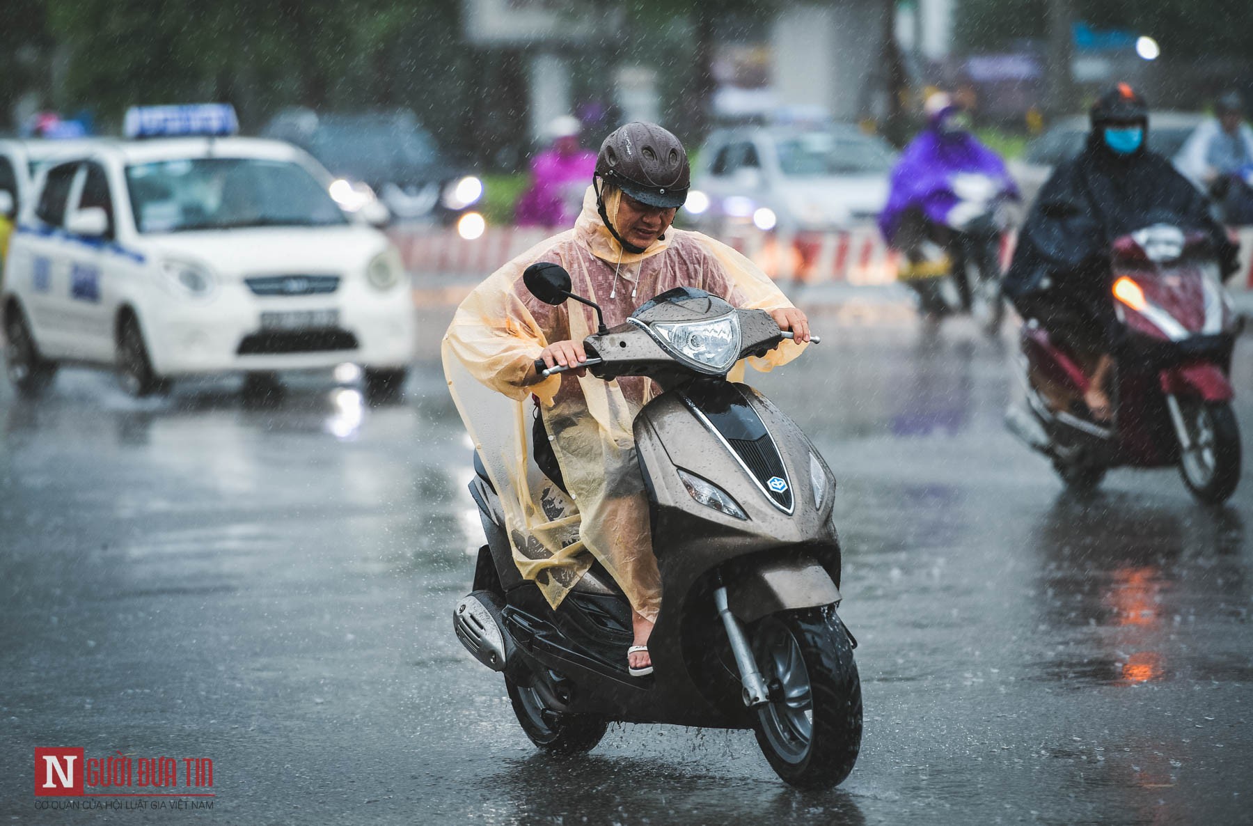 Tin nhanh - Chùm ảnh: Người dân Thủ đô chật vật di chuyển trong ngày mưa bão (Hình 5).