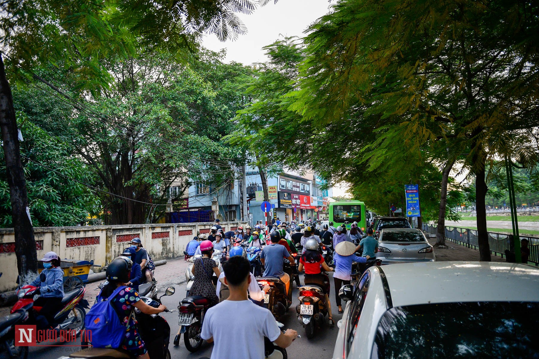 Tin nhanh - Hà Nội: Hàng loạt ô tô nối đuôi nhau đỗ xe lấn chiếm lòng đường, gây ùn tắc giao thông