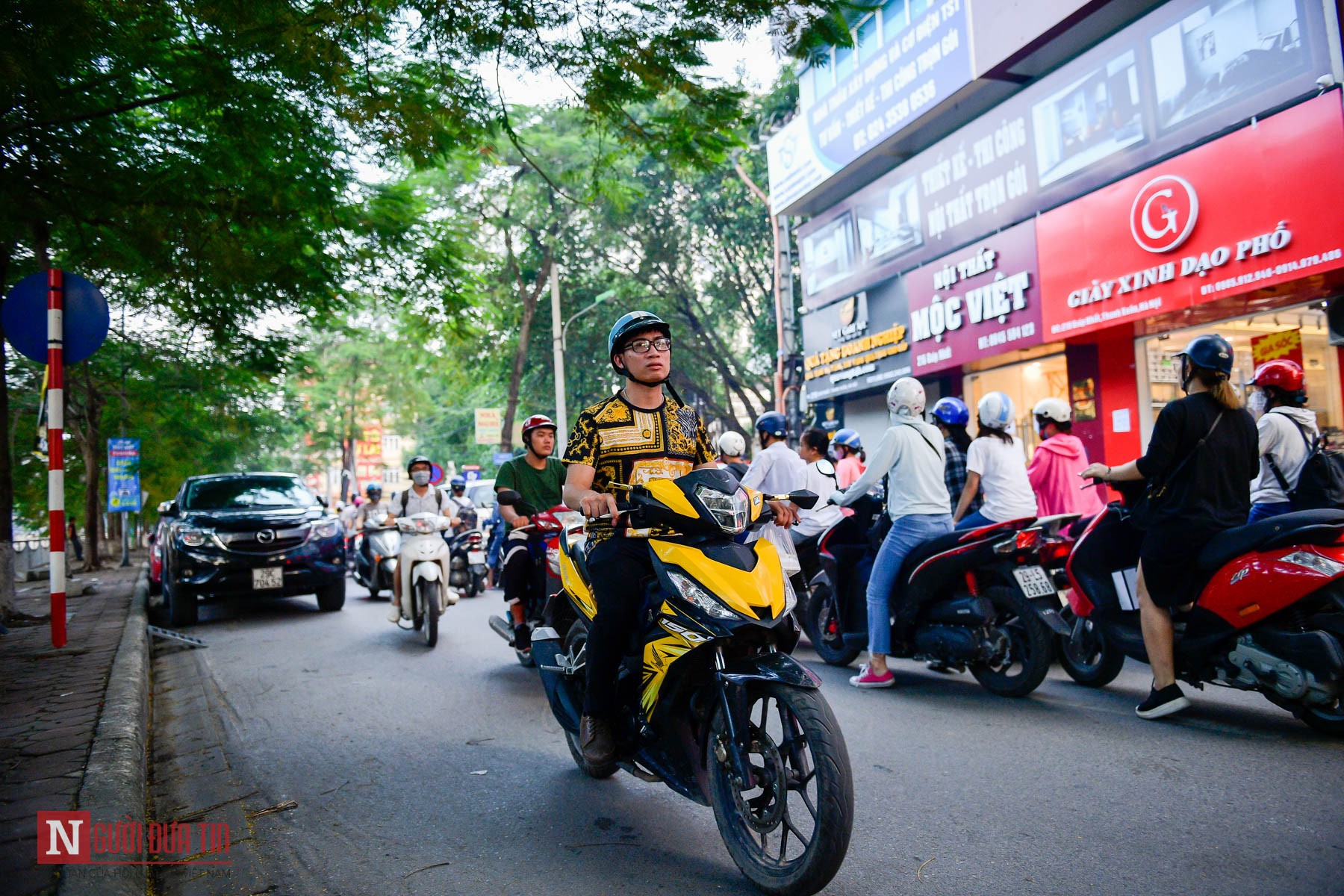 Tin nhanh - Hà Nội: Hàng loạt ô tô nối đuôi nhau đỗ xe lấn chiếm lòng đường, gây ùn tắc giao thông (Hình 6).