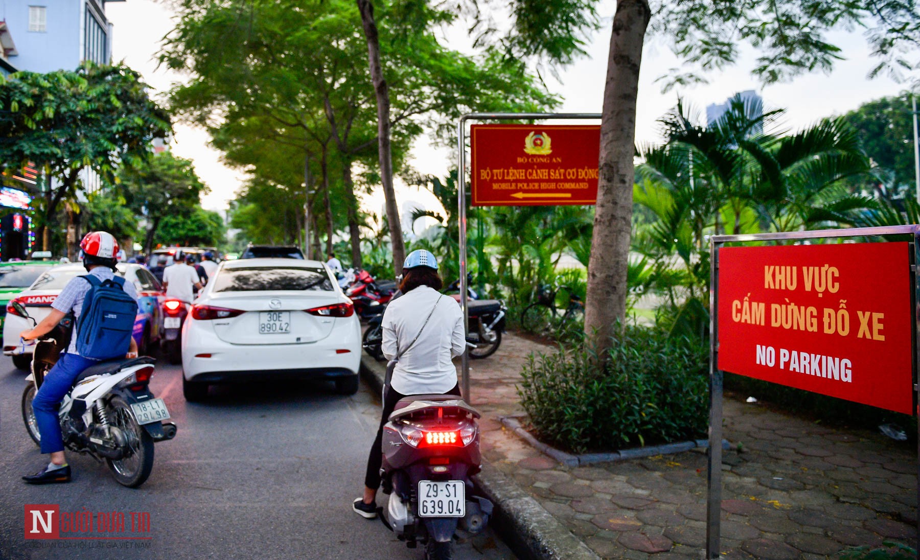 Tin nhanh - Hà Nội: Hàng loạt ô tô nối đuôi nhau đỗ xe lấn chiếm lòng đường, gây ùn tắc giao thông (Hình 12).