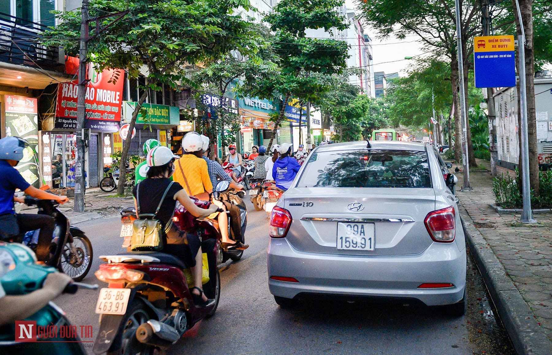 Tin nhanh - Hà Nội: Hàng loạt ô tô nối đuôi nhau đỗ xe lấn chiếm lòng đường, gây ùn tắc giao thông (Hình 9).