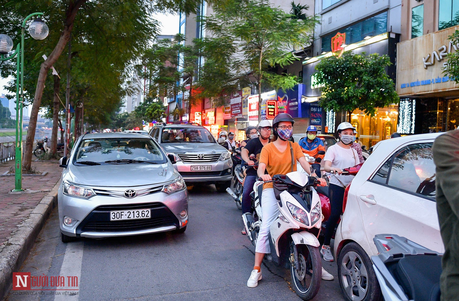 Tin nhanh - Hà Nội: Hàng loạt ô tô nối đuôi nhau đỗ xe lấn chiếm lòng đường, gây ùn tắc giao thông (Hình 13).