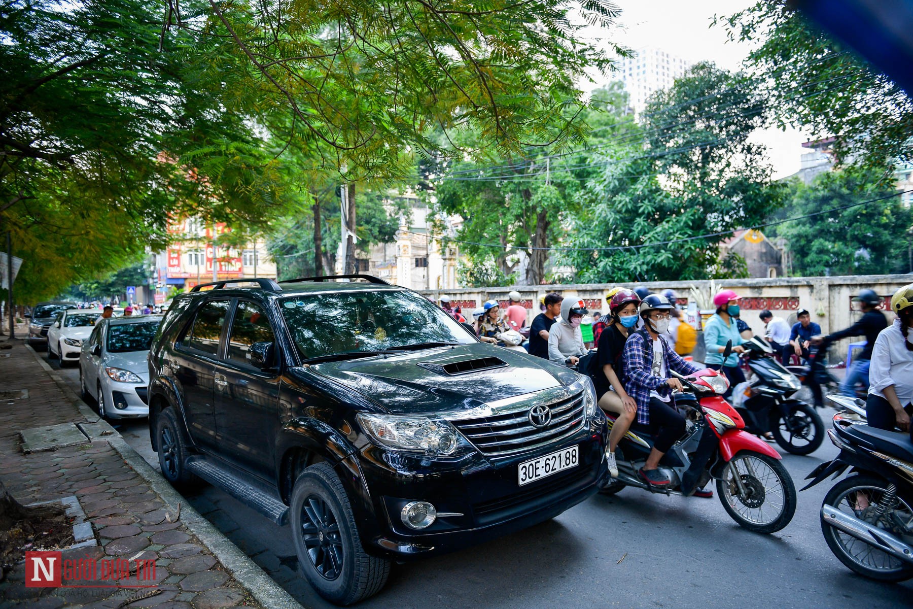 Tin nhanh - Hà Nội: Hàng loạt ô tô nối đuôi nhau đỗ xe lấn chiếm lòng đường, gây ùn tắc giao thông (Hình 2).
