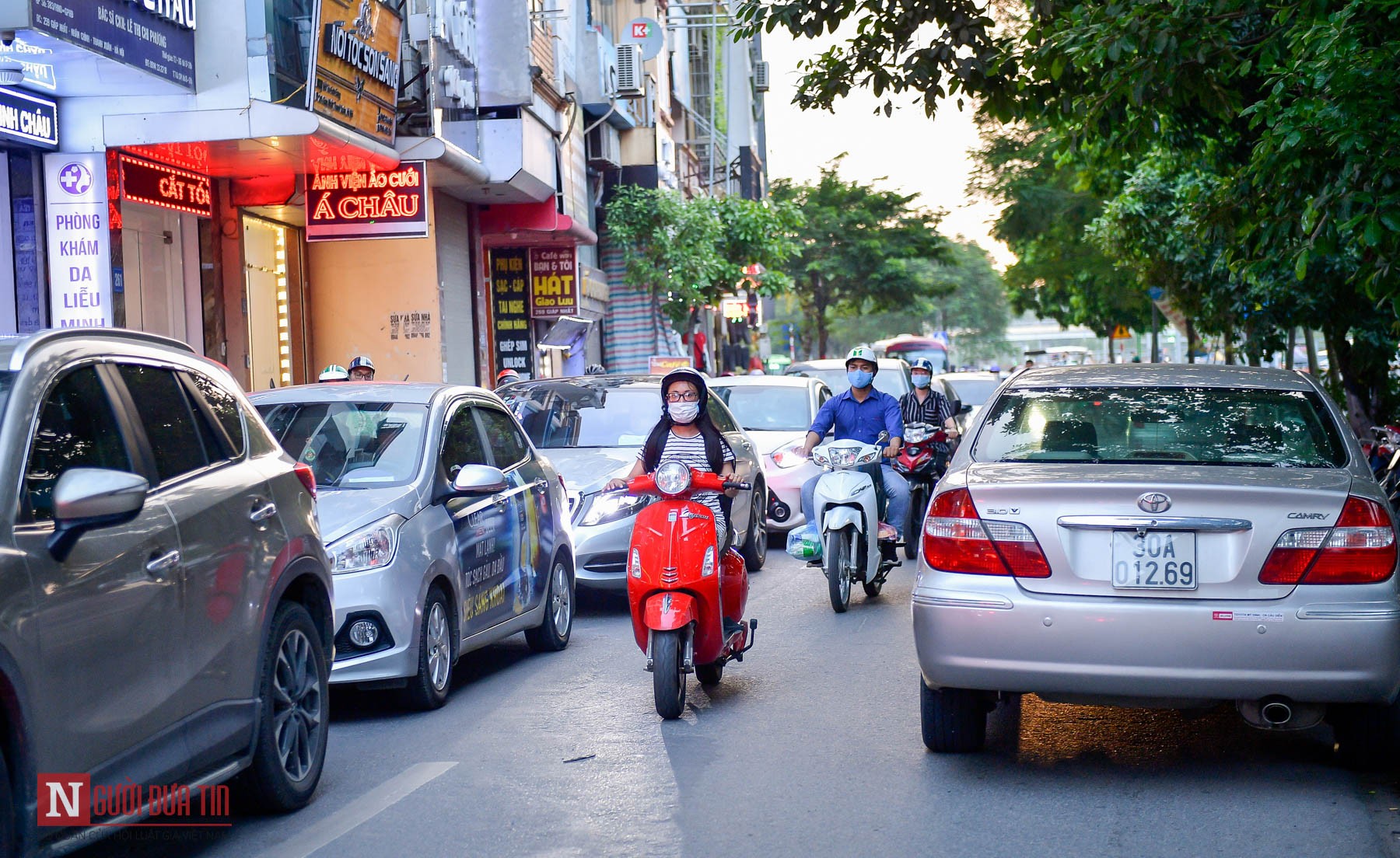 Tin nhanh - Hà Nội: Hàng loạt ô tô nối đuôi nhau đỗ xe lấn chiếm lòng đường, gây ùn tắc giao thông (Hình 8).
