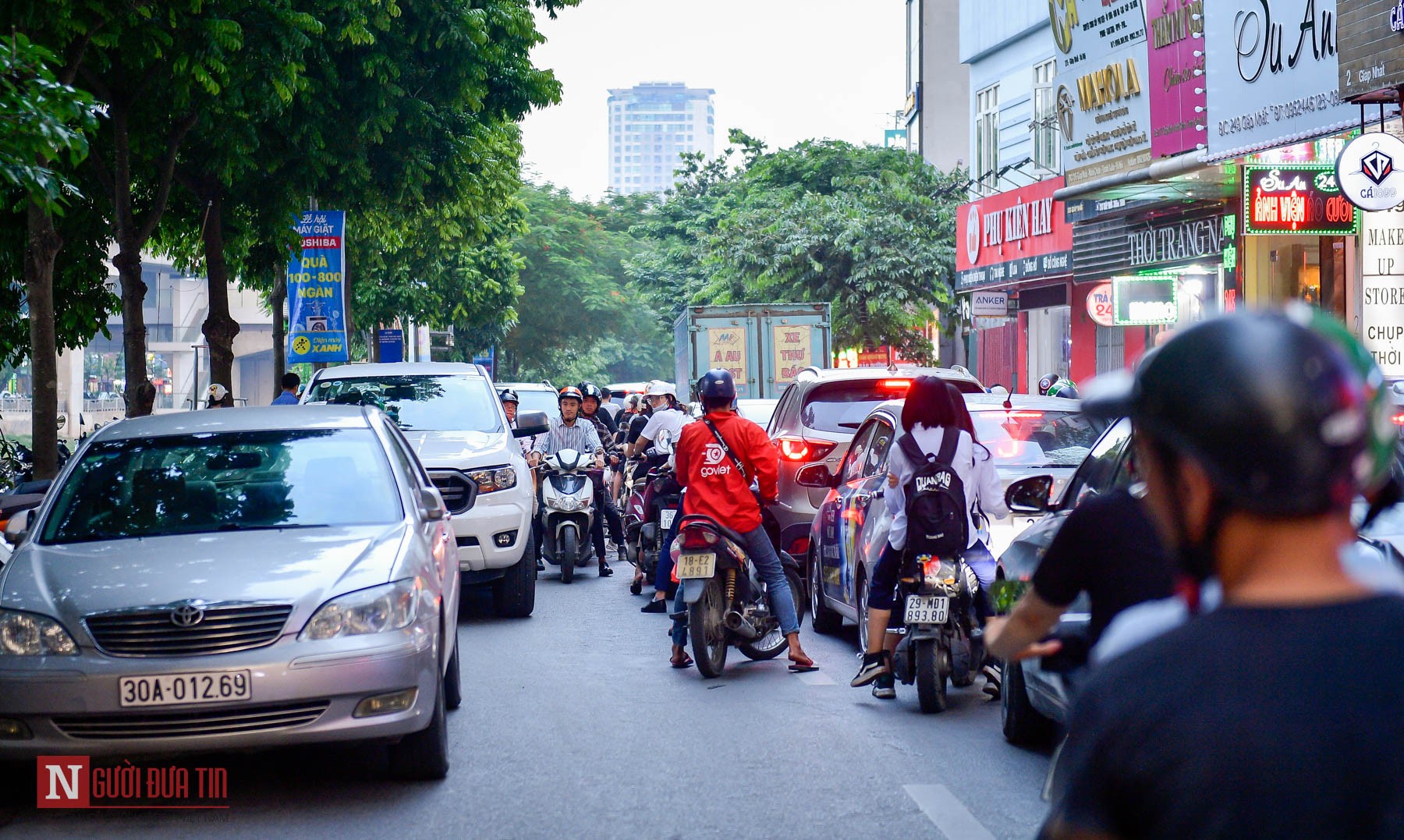 Tin nhanh - Hà Nội: Hàng loạt ô tô nối đuôi nhau đỗ xe lấn chiếm lòng đường, gây ùn tắc giao thông (Hình 4).