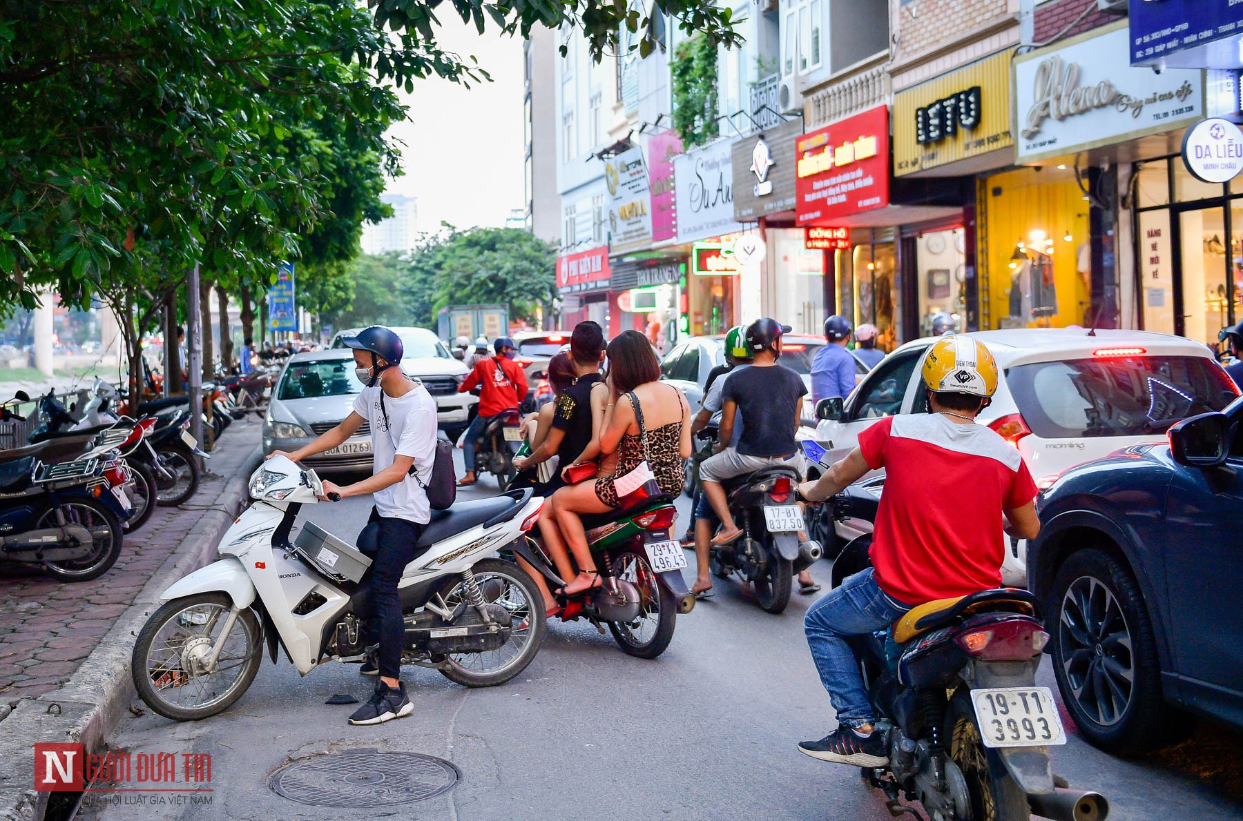 Tin nhanh - Hà Nội: Hàng loạt ô tô nối đuôi nhau đỗ xe lấn chiếm lòng đường, gây ùn tắc giao thông (Hình 10).