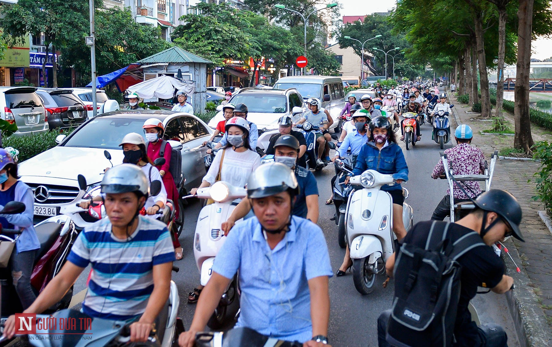 Tin nhanh - Hà Nội: Hàng loạt ô tô nối đuôi nhau đỗ xe lấn chiếm lòng đường, gây ùn tắc giao thông (Hình 5).