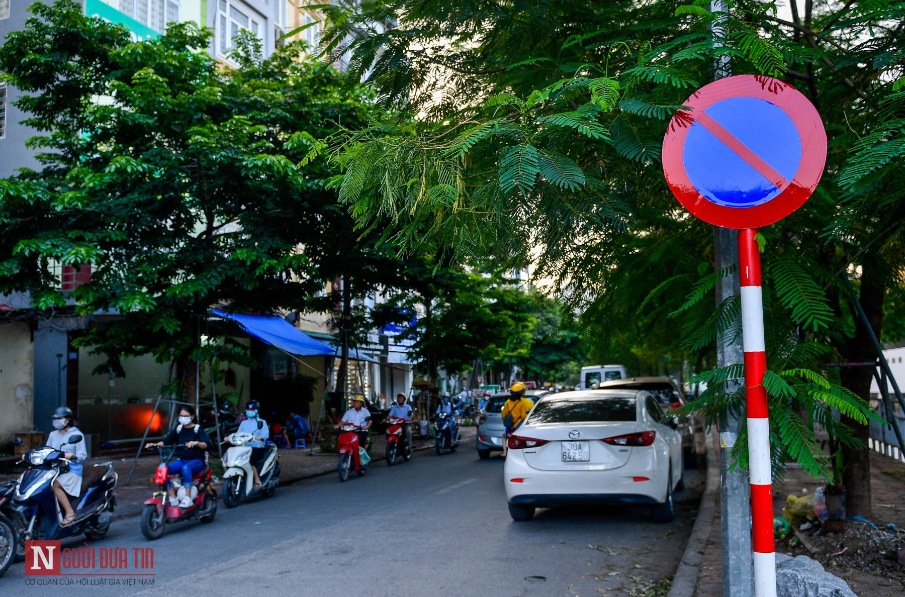 Tin nhanh - Hà Nội: Hàng loạt ô tô nối đuôi nhau đỗ xe lấn chiếm lòng đường, gây ùn tắc giao thông (Hình 3).