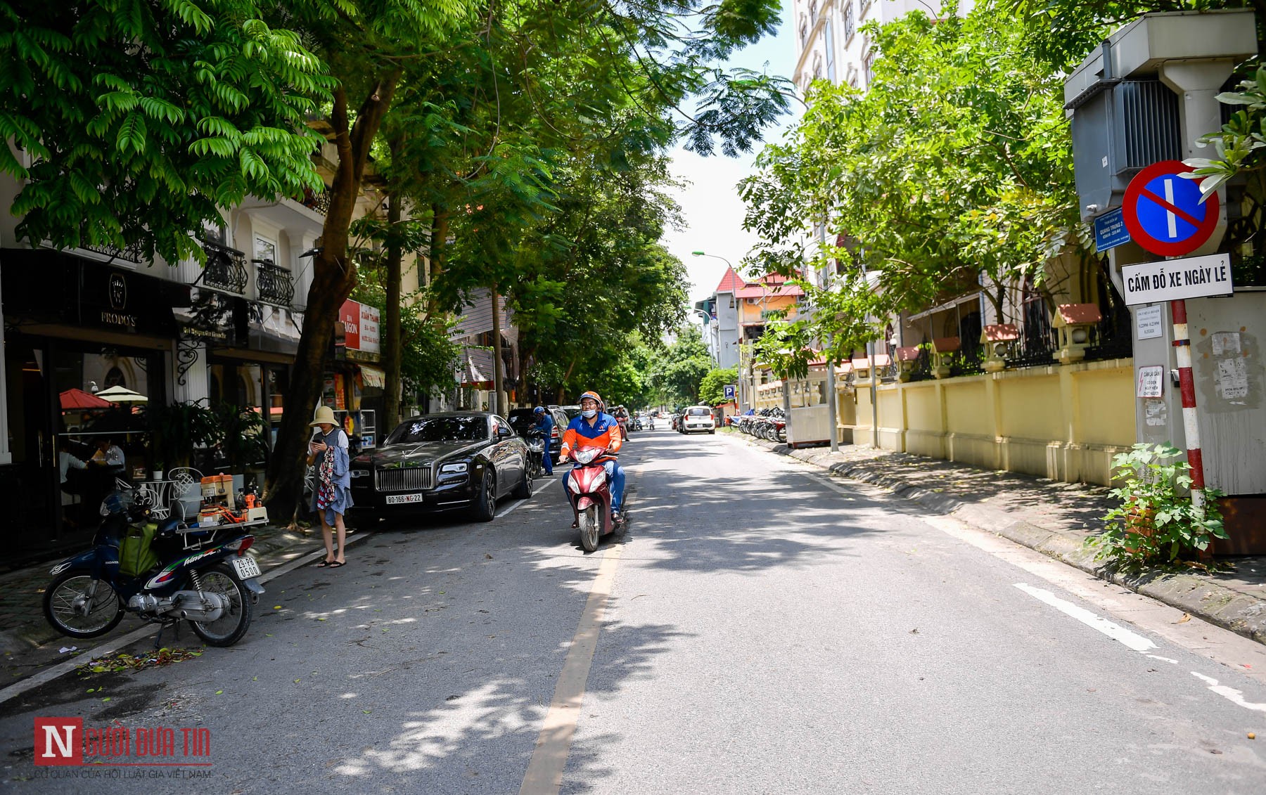 Tin nhanh - Dòng xe ngang nhiên dừng đỗ ven đường, 'phớt lờ' lệnh cấm đỗ xe ngày chẵn, lẻ (Hình 5).