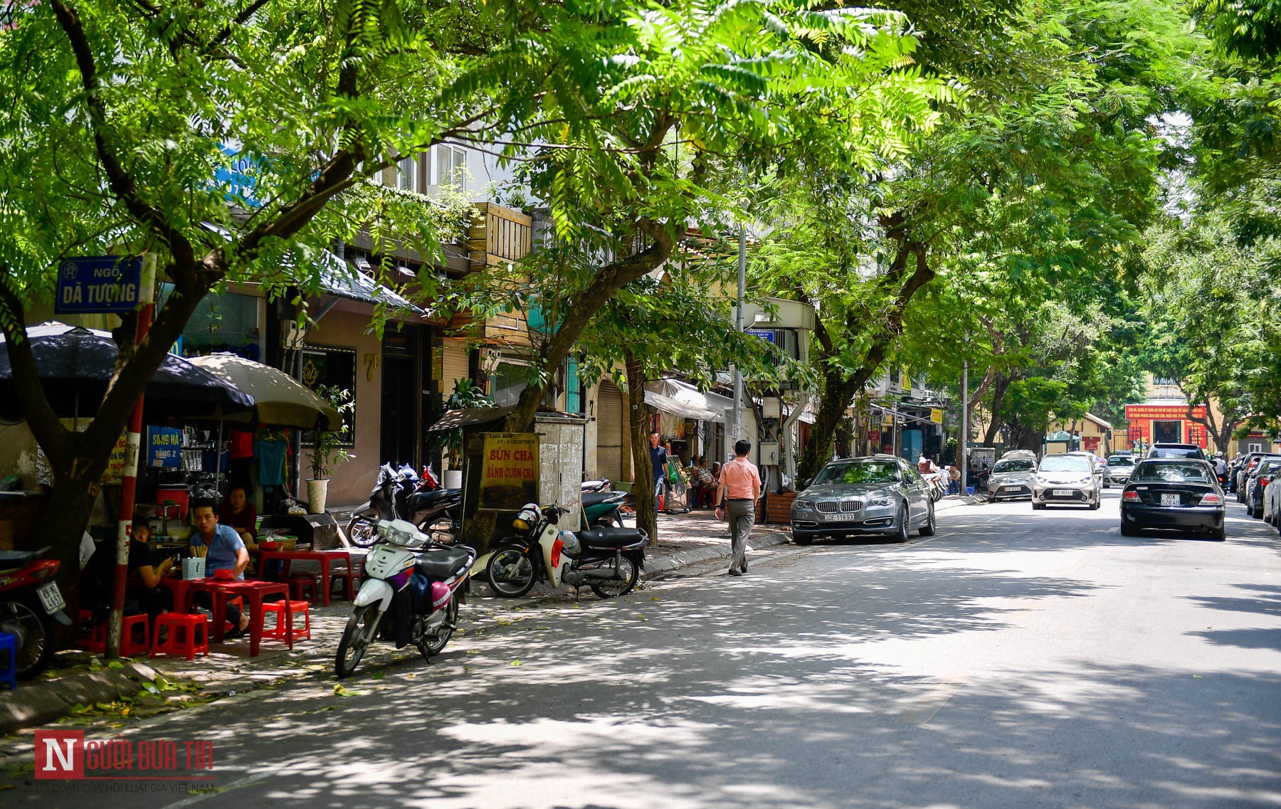 Tin nhanh - Dòng xe ngang nhiên dừng đỗ ven đường, 'phớt lờ' lệnh cấm đỗ xe ngày chẵn, lẻ (Hình 7).