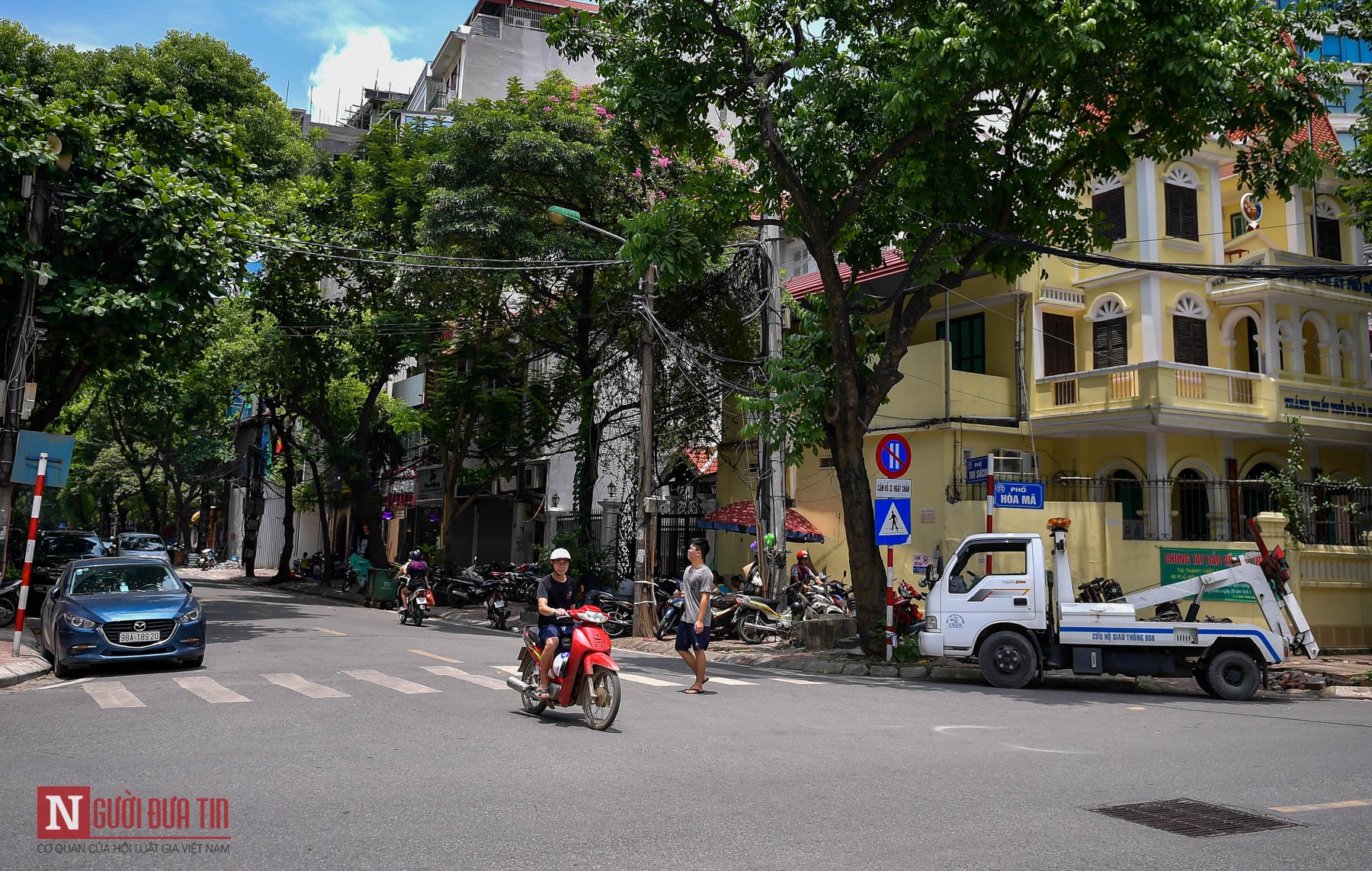 Tin nhanh - Dòng xe ngang nhiên dừng đỗ ven đường, 'phớt lờ' lệnh cấm đỗ xe ngày chẵn, lẻ (Hình 8).