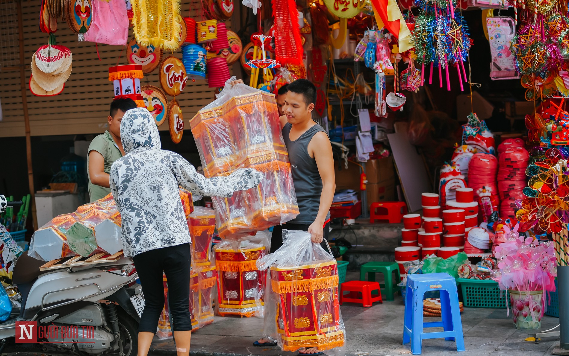 Tiêu dùng & Dư luận - Hàng 'made in Việt Nam' tìm lại thời oanh liệt trên phố Trung thu Hà Nội (Hình 7).