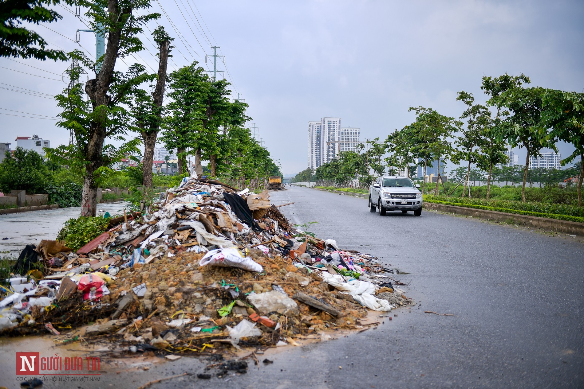 Đầu tư - Ngổn ngang rác thải, vật liệu trên tuyến đường nối hai vành đai sau 5 năm dang dở (Hình 8).