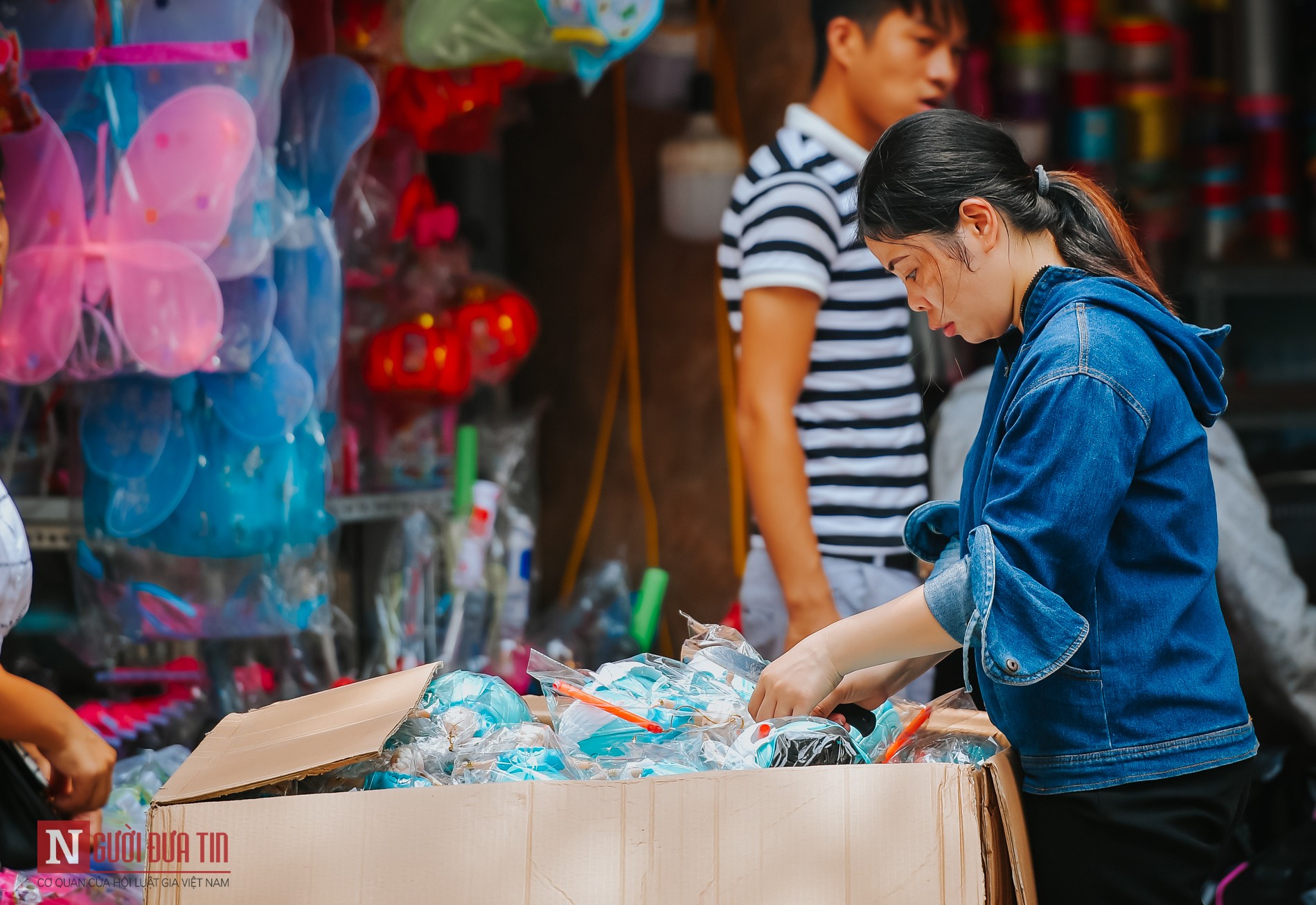 Tiêu dùng & Dư luận - Hàng 'made in Việt Nam' tìm lại thời oanh liệt trên phố Trung thu Hà Nội (Hình 10).