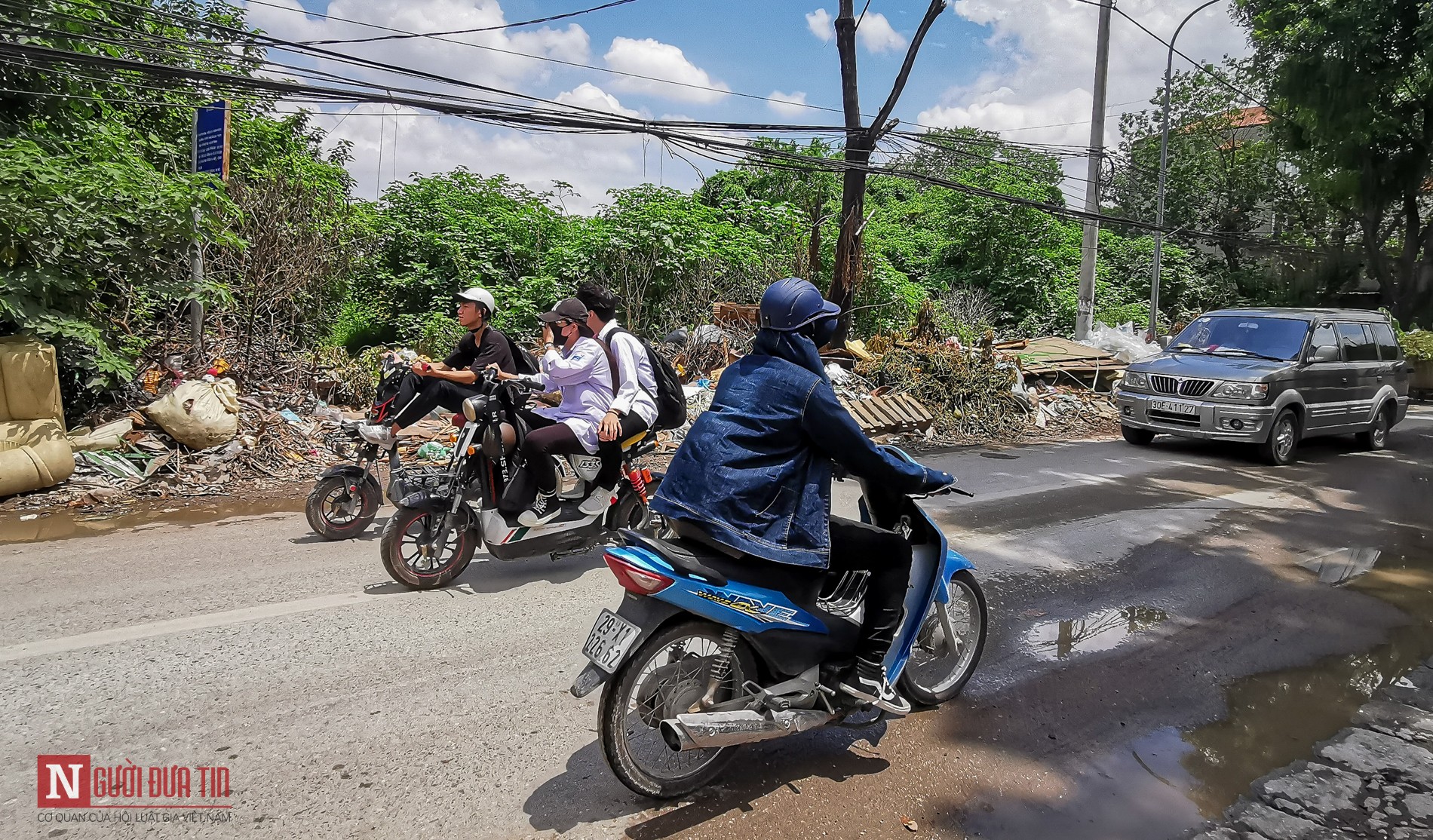 Môi trường - Hà Nội: Dân bức xúc vì bãi rác hôi thối gần trường học, bủa vây lòng đường (Hình 9).