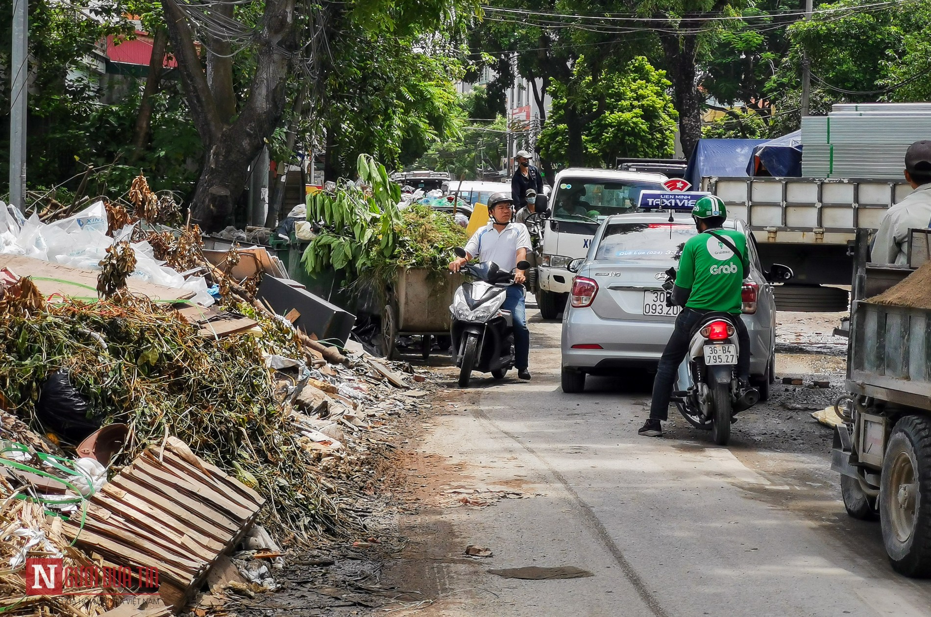 Môi trường - Hà Nội: Dân bức xúc vì bãi rác hôi thối gần trường học, bủa vây lòng đường (Hình 3).