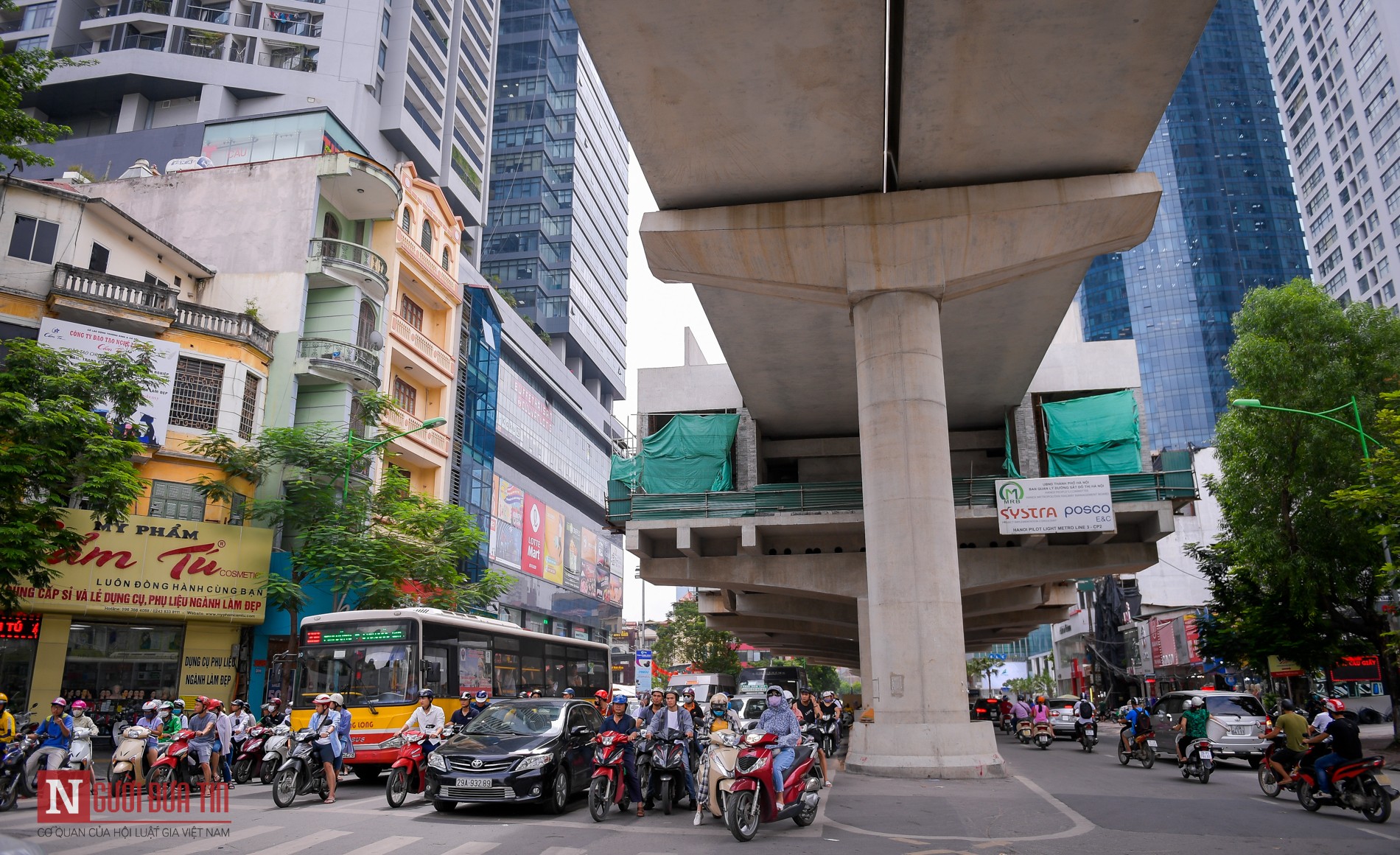 Tin nhanh - Hiểm họa rình rập khi ra đường trong ngày mưa bão (Hình 5).