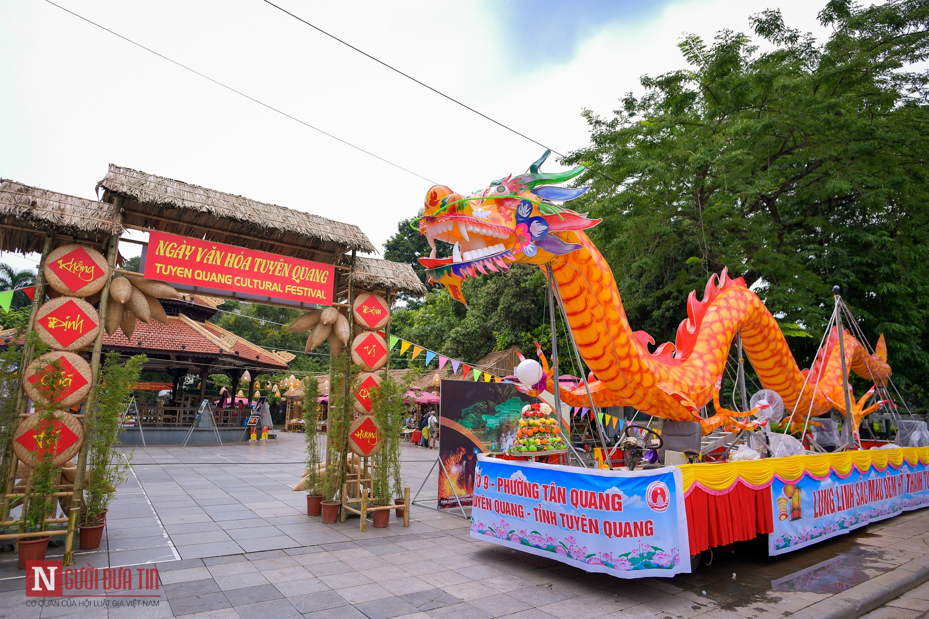 Văn hoá - Cận cảnh 2 xe đèn Trung thu khổng lồ xuất hiện giữa đường phố Hà Nội