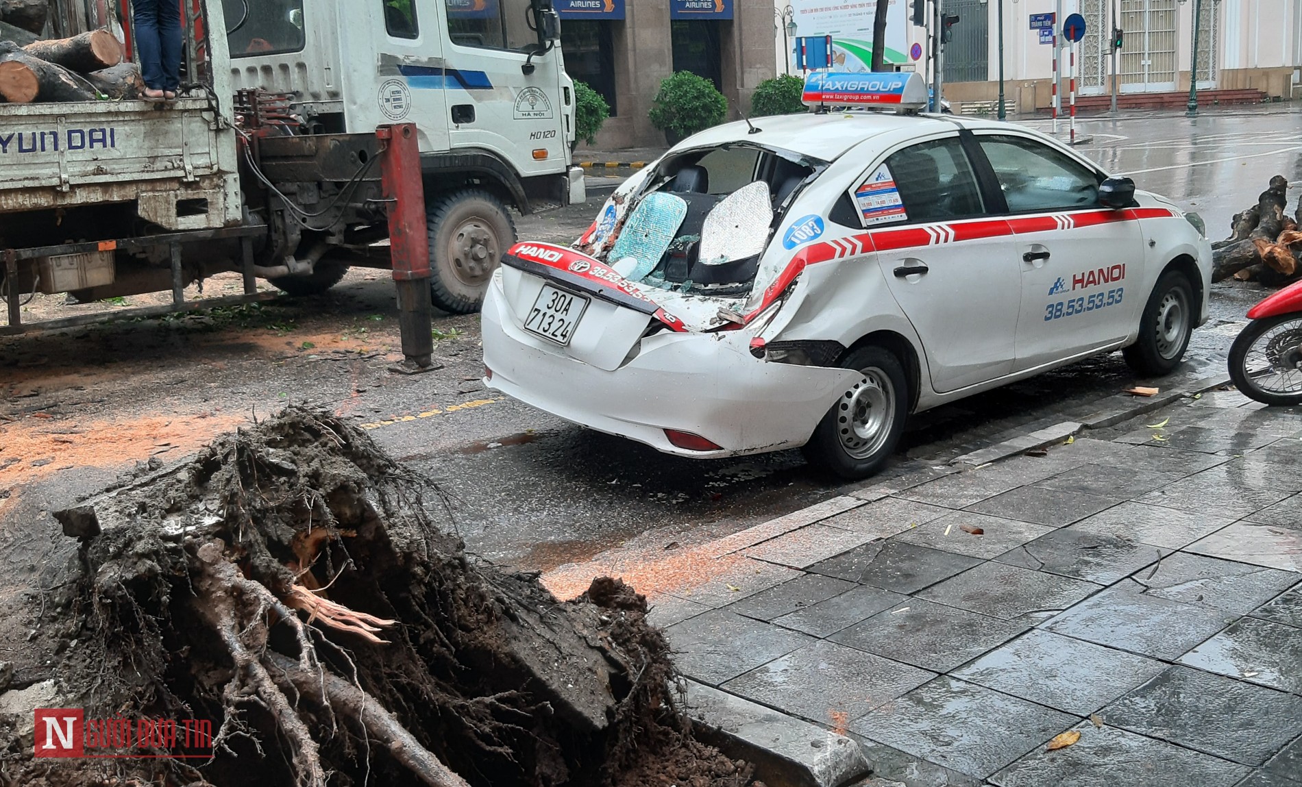 Tin nhanh - Hà Nội: Cây lớn lại đổ, đè bẹp taxi sau mưa to (Hình 2).